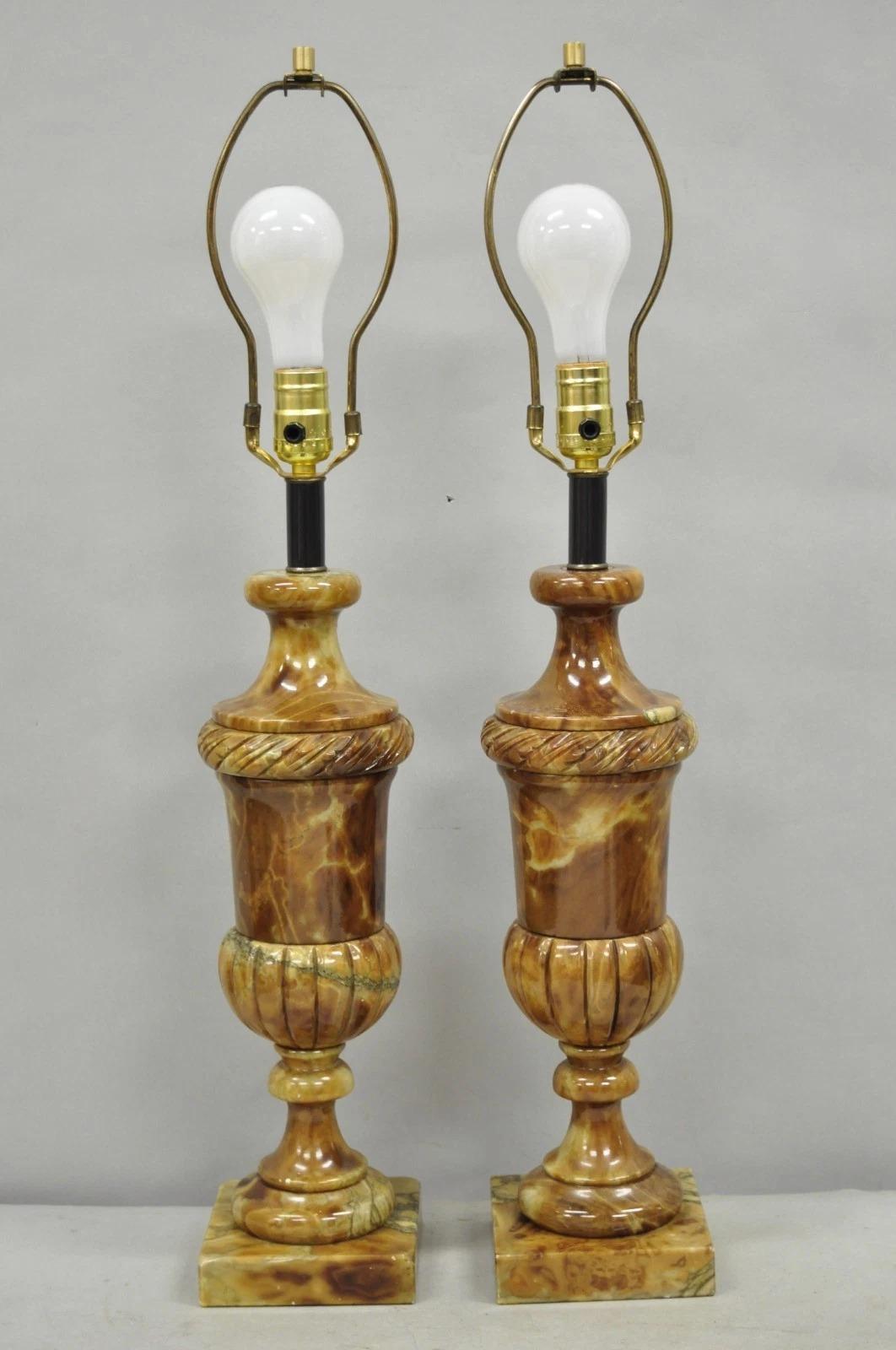 Paire de lampes de table en forme d'urne en marbre brun poli de style Empire français vintage en vente 4