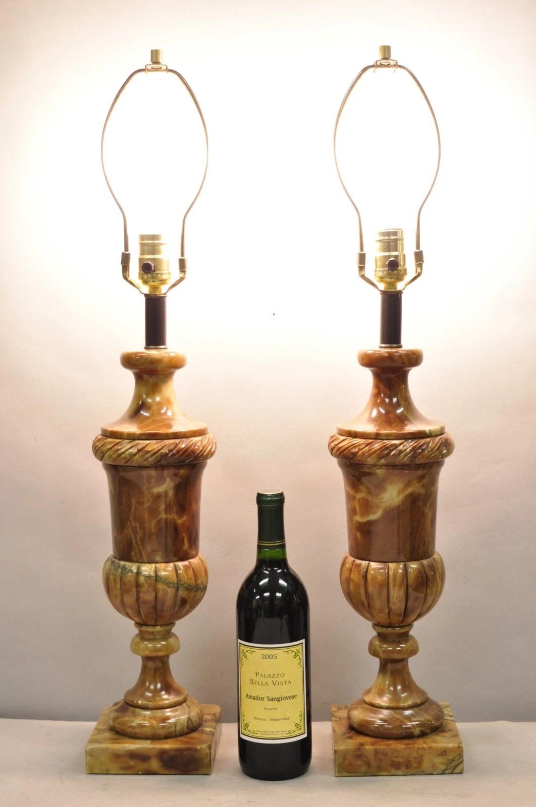 Paire de lampes de table en marbre brun poli de style Empire. Circa Late 20th Century. Dimensions : 29
