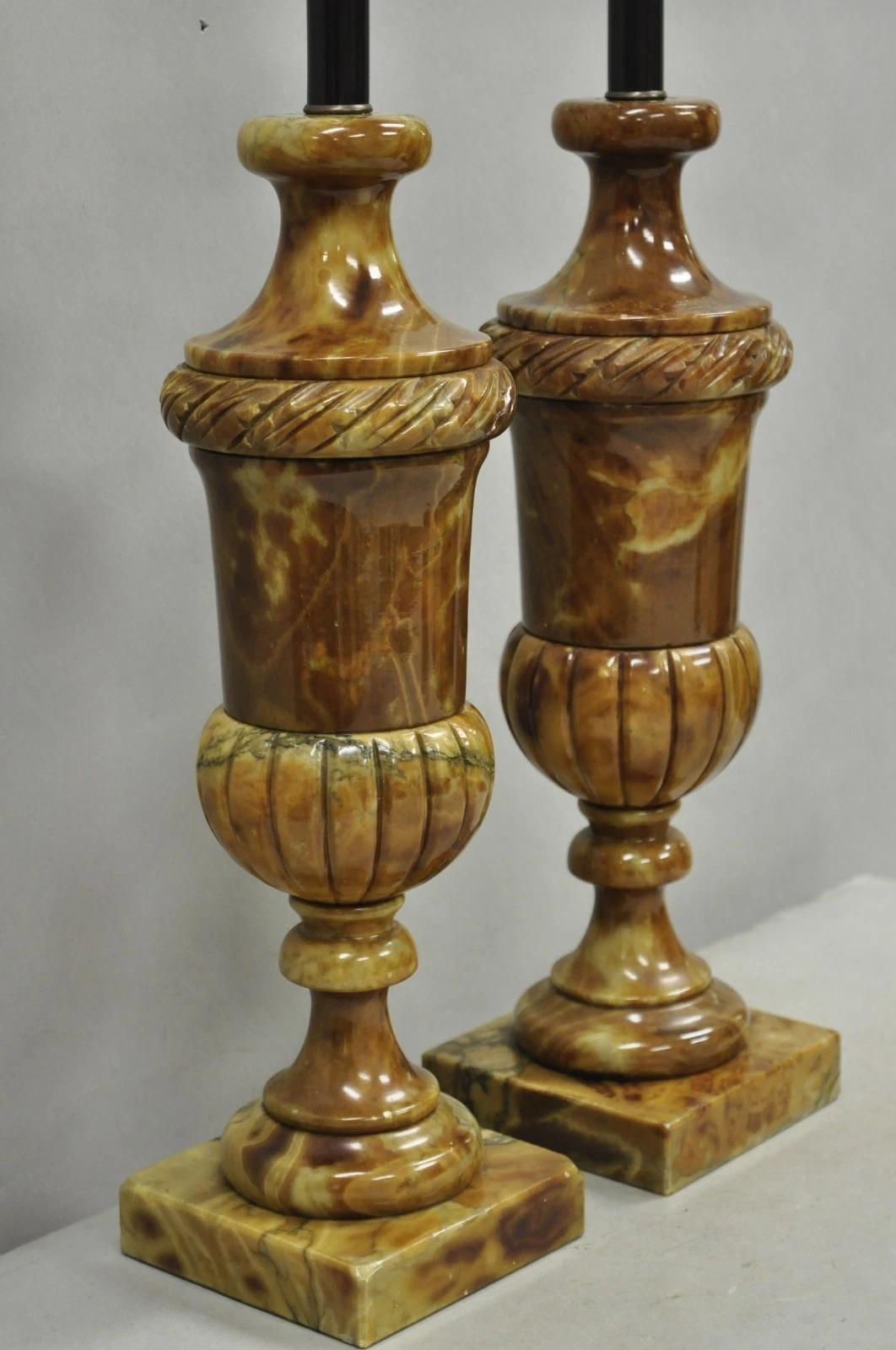 Inconnu Paire de lampes de table en forme d'urne en marbre brun poli de style Empire français vintage en vente