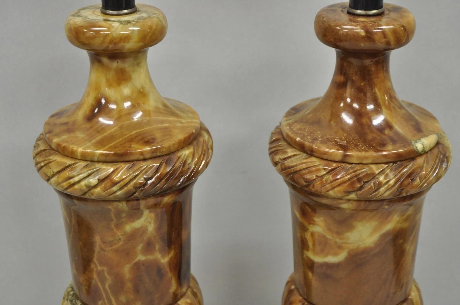 Paire de lampes de table en forme d'urne en marbre brun poli de style Empire français vintage Bon état - En vente à Philadelphia, PA