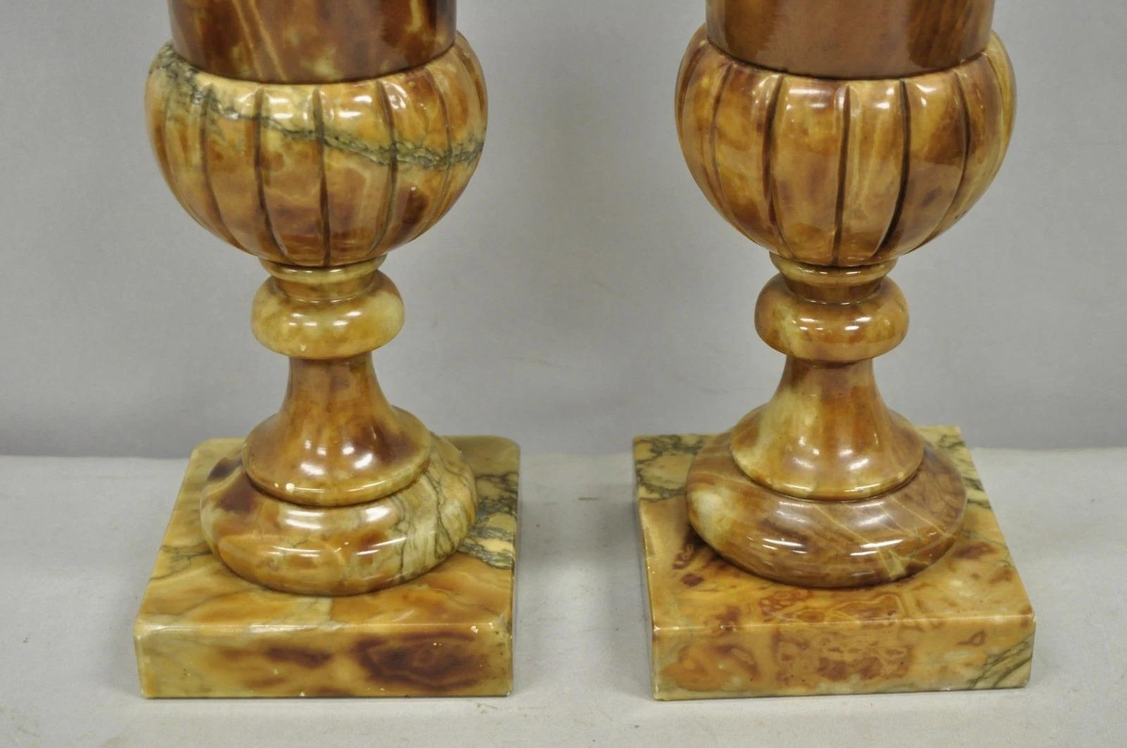 20ième siècle Paire de lampes de table en forme d'urne en marbre brun poli de style Empire français vintage en vente