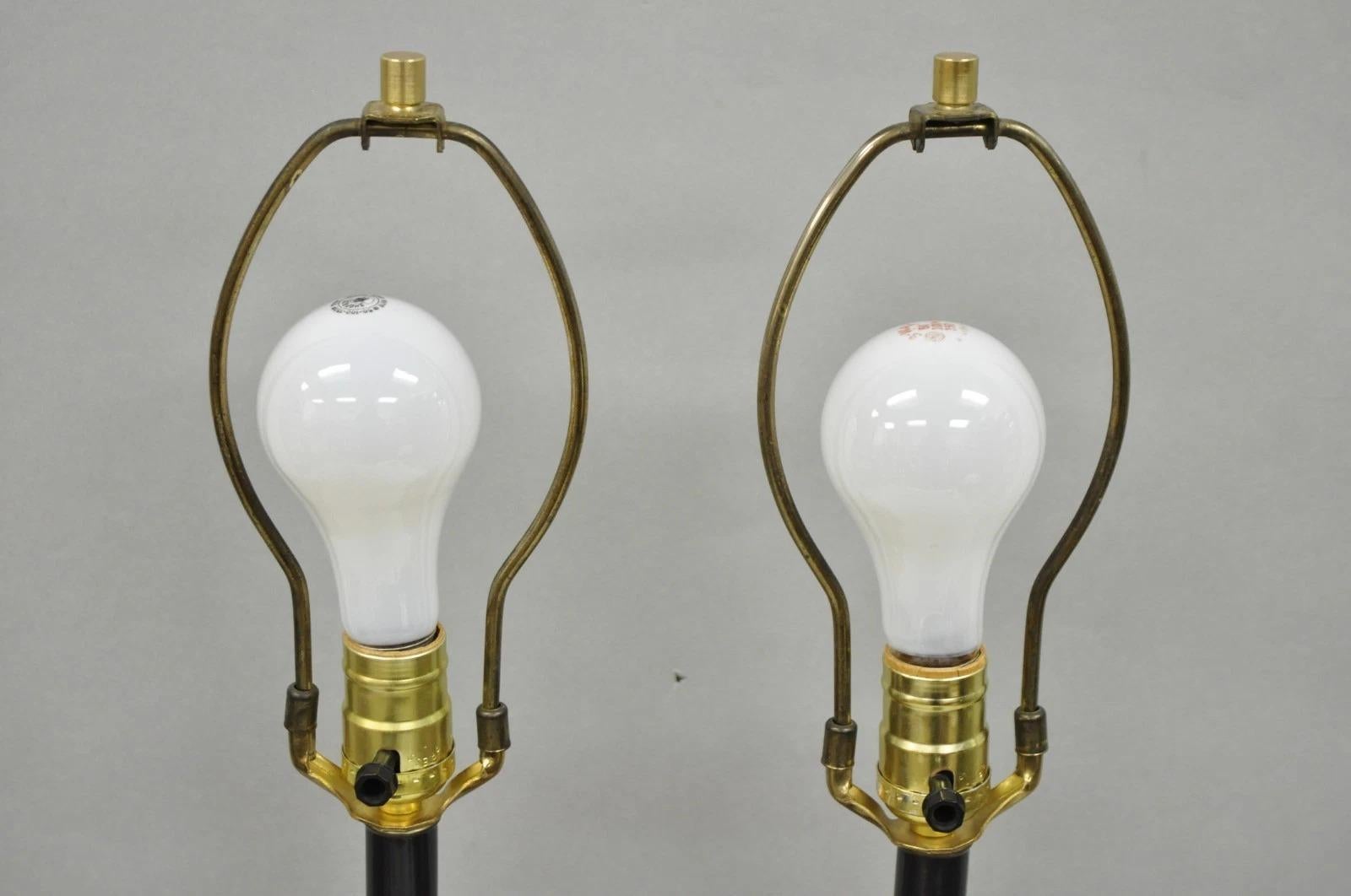 Marbre Paire de lampes de table en forme d'urne en marbre brun poli de style Empire français vintage en vente