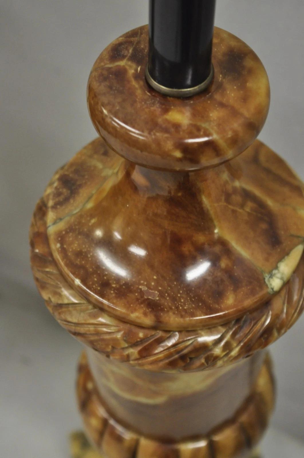 Paire de lampes de table en forme d'urne en marbre brun poli de style Empire français vintage en vente 1