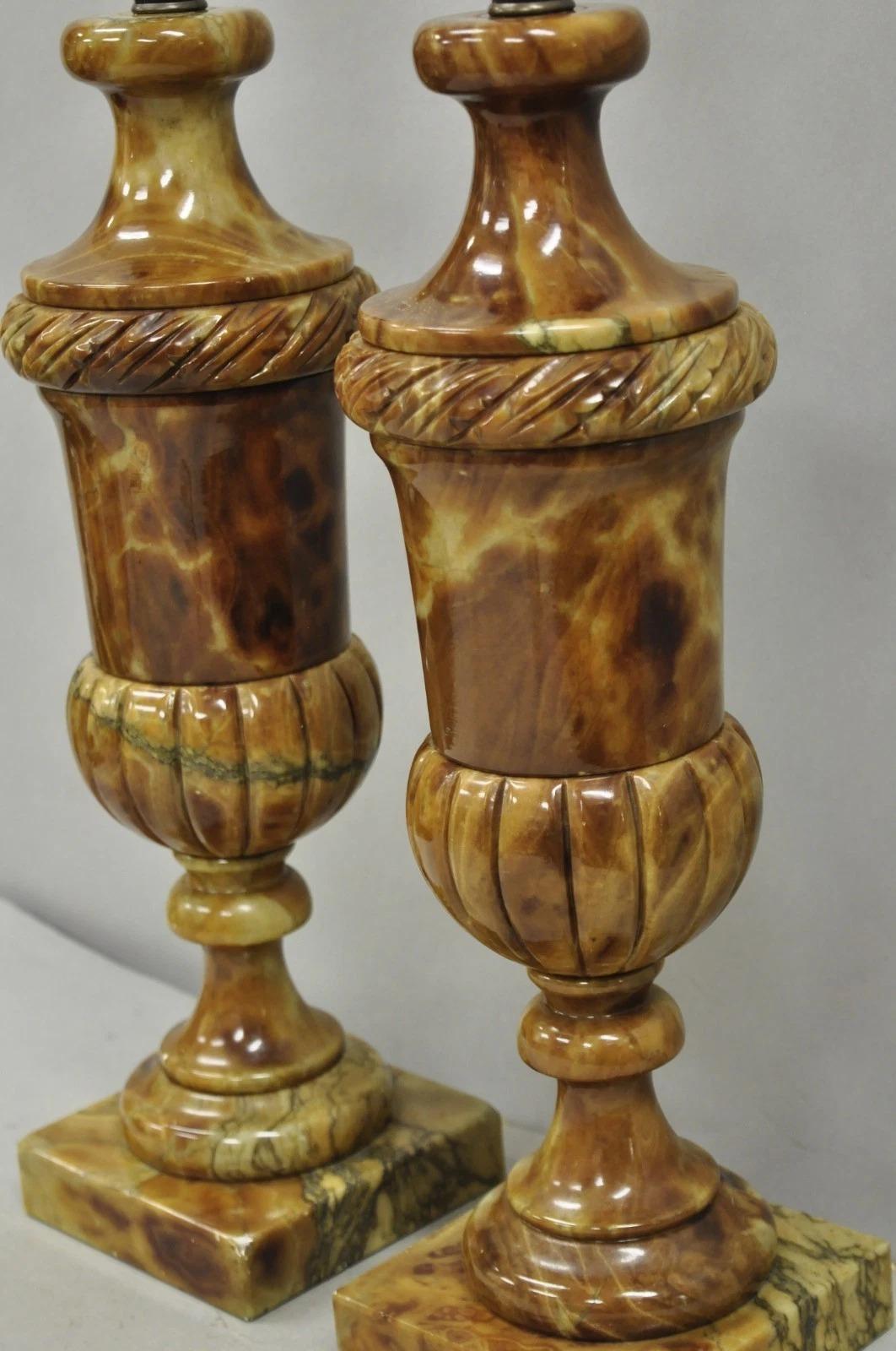 Paire de lampes de table en forme d'urne en marbre brun poli de style Empire français vintage en vente 2