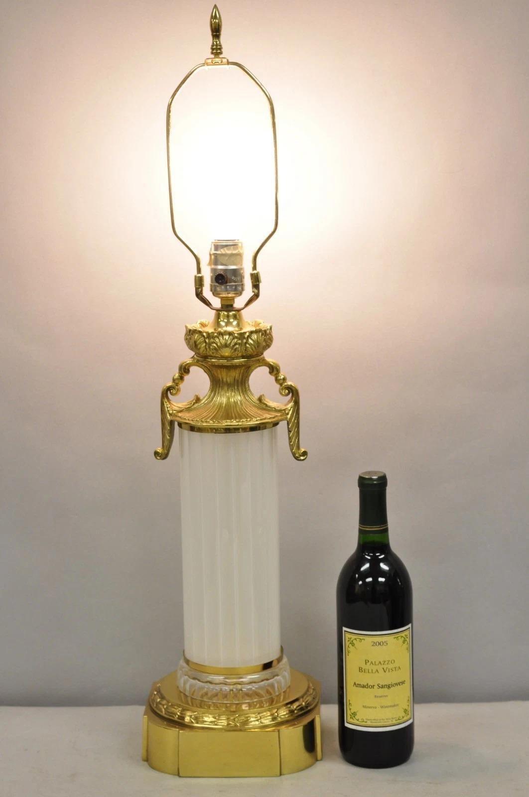 Lampe de table vintage de style Empire français Hollywood Regency polonais colonne en verre strié doré. Circa Late 20th Century. Dimensions : 29,5