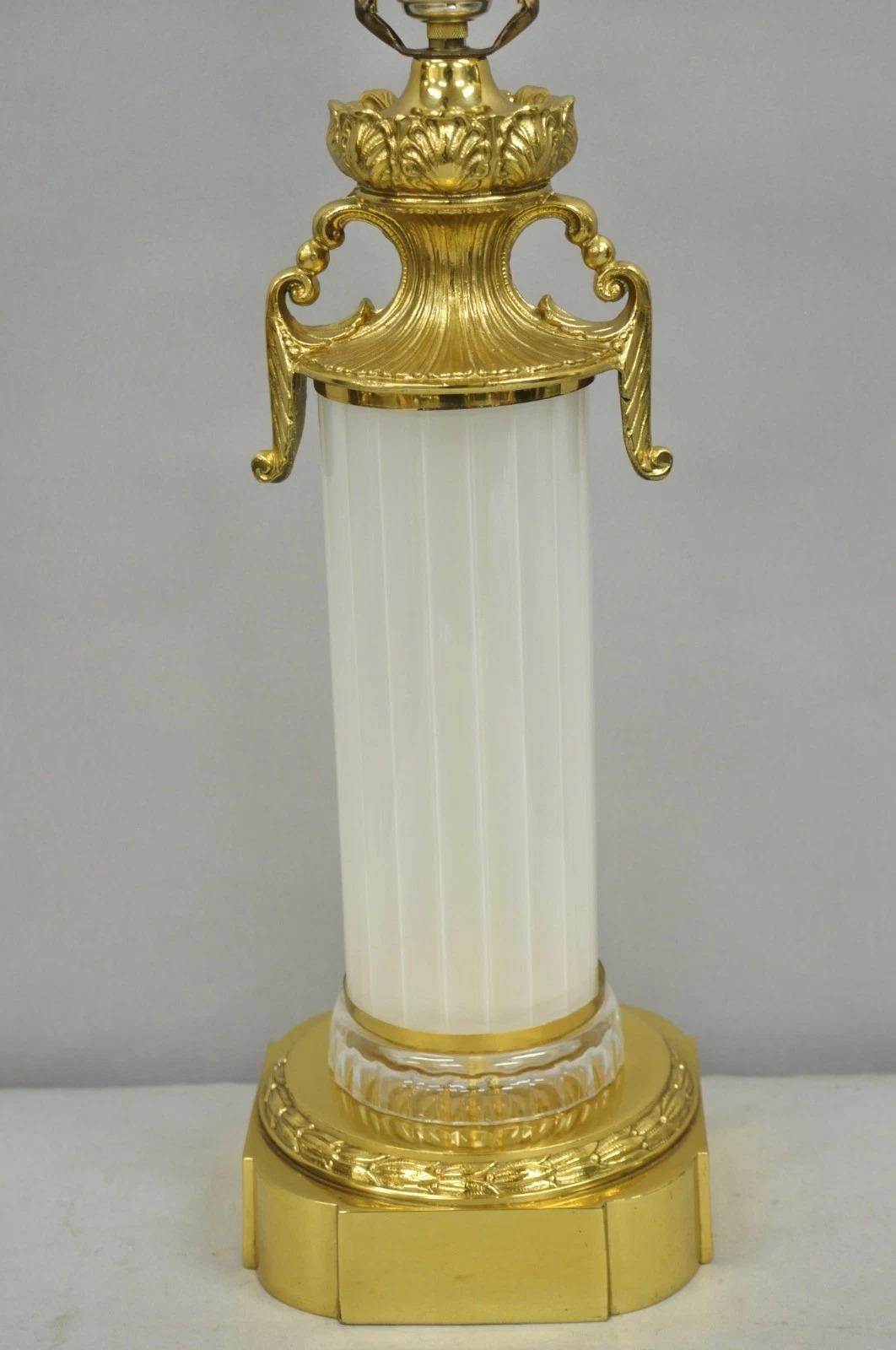 Hollywood Regency Vintage French Empire Style Ribbed Glass Column Gold Table Lamp Made in Poland en vente