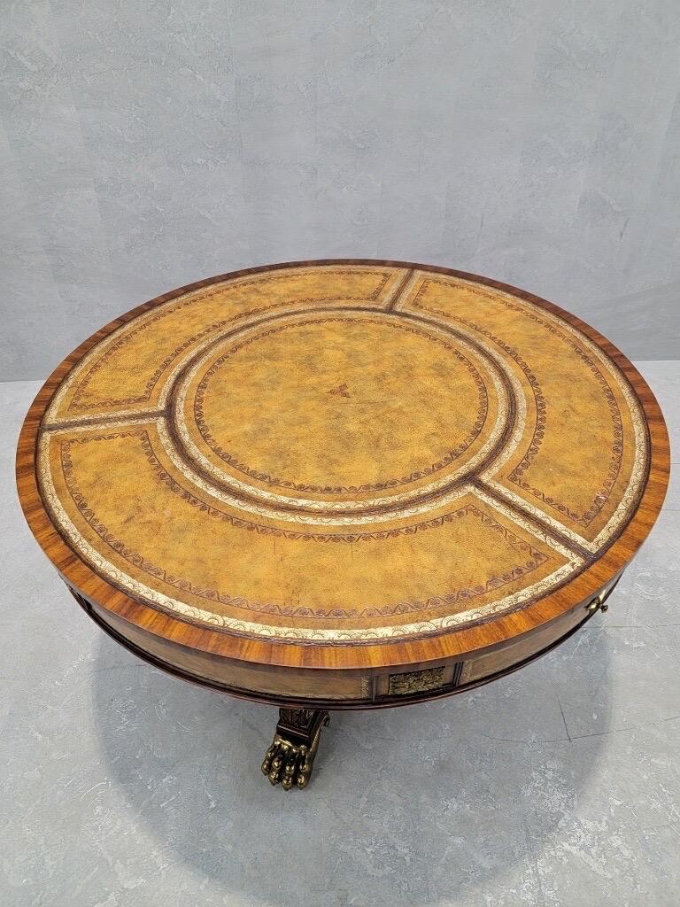 Britannique Table vintage de style Empire français avec plateau en cuir ouvragé par Maitland Smith en vente