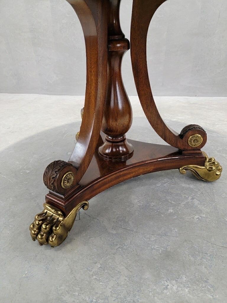 Table vintage de style Empire français avec plateau en cuir ouvragé par Maitland Smith Bon état - En vente à Chicago, IL