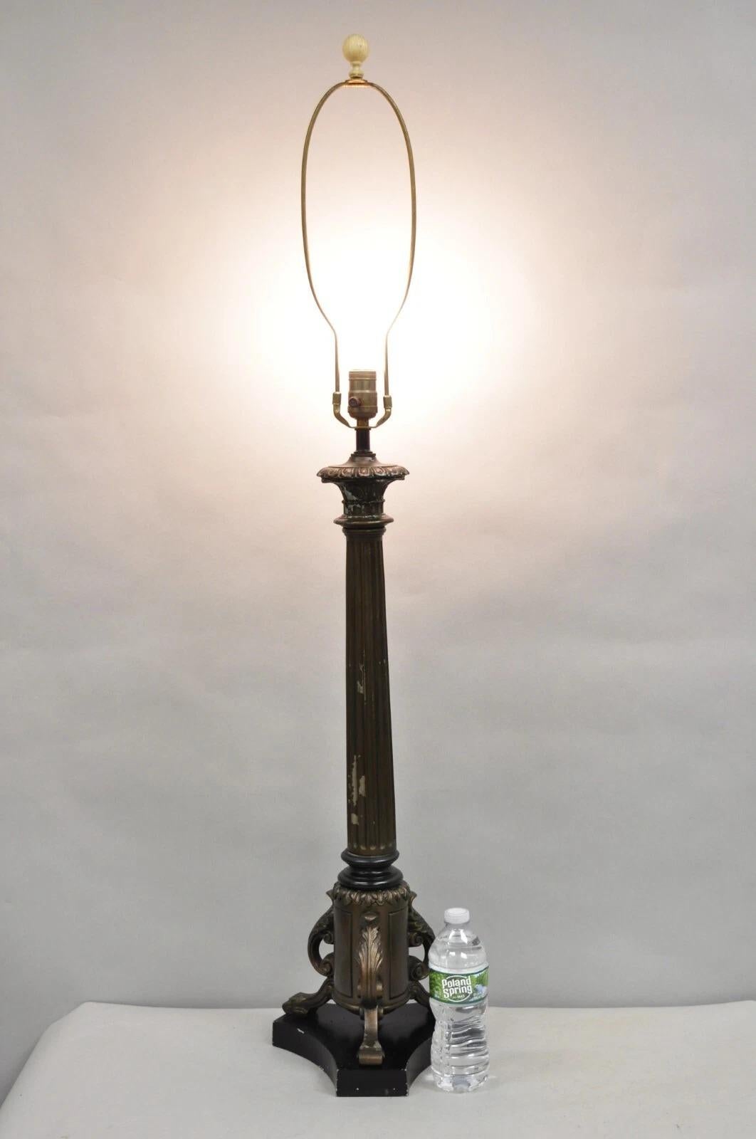 Lampada da tavolo a forma di colonna in metallo con finitura bronzo, vintage French Empire. Circa metà del XX secolo. Misure: 46
