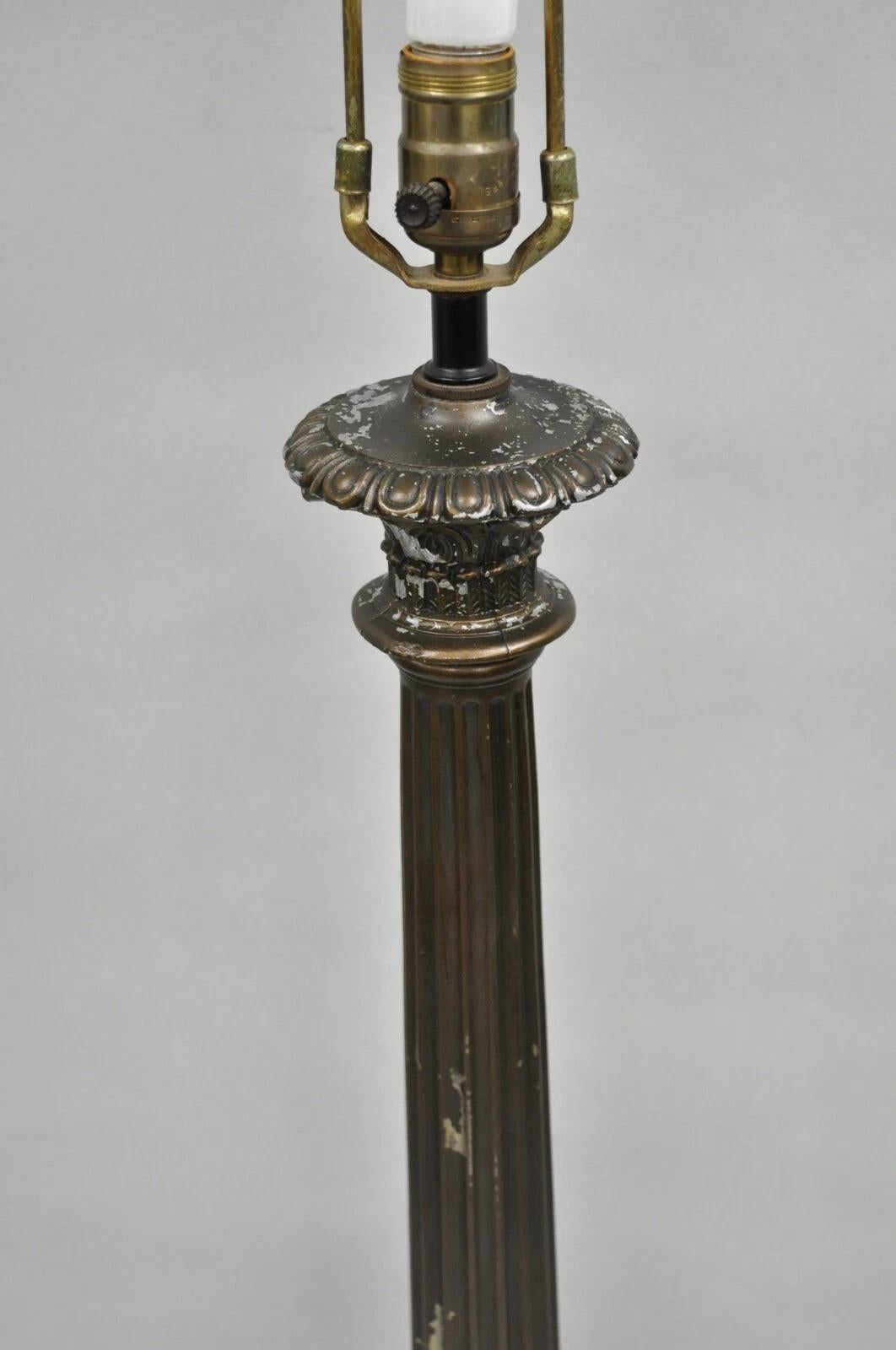 Sconosciuto Lampada da tavolo a forma di colonna in metallo con finitura in bronzo, vintage French Empire in vendita