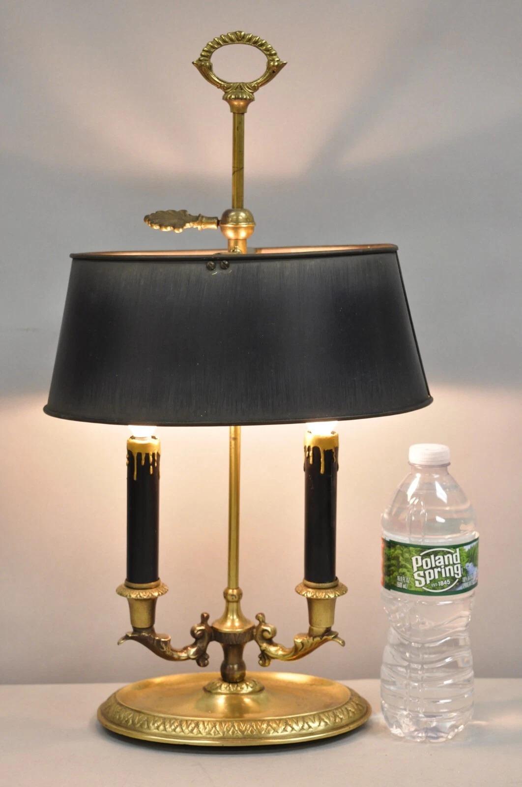 Lampe de bureau vintage en métal Empire Tole Petite Bouillotte en laiton avec abat-jour ovale réglable en hauteur. Circa Mid 20th Century. Dimensions : 19
