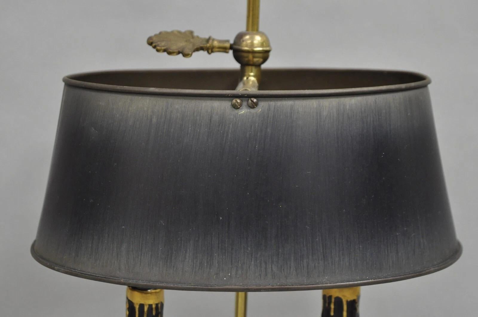 20ième siècle Lampe de bureau Empire en métal à abat-jour ovale, petite bouillotte en laiton en vente