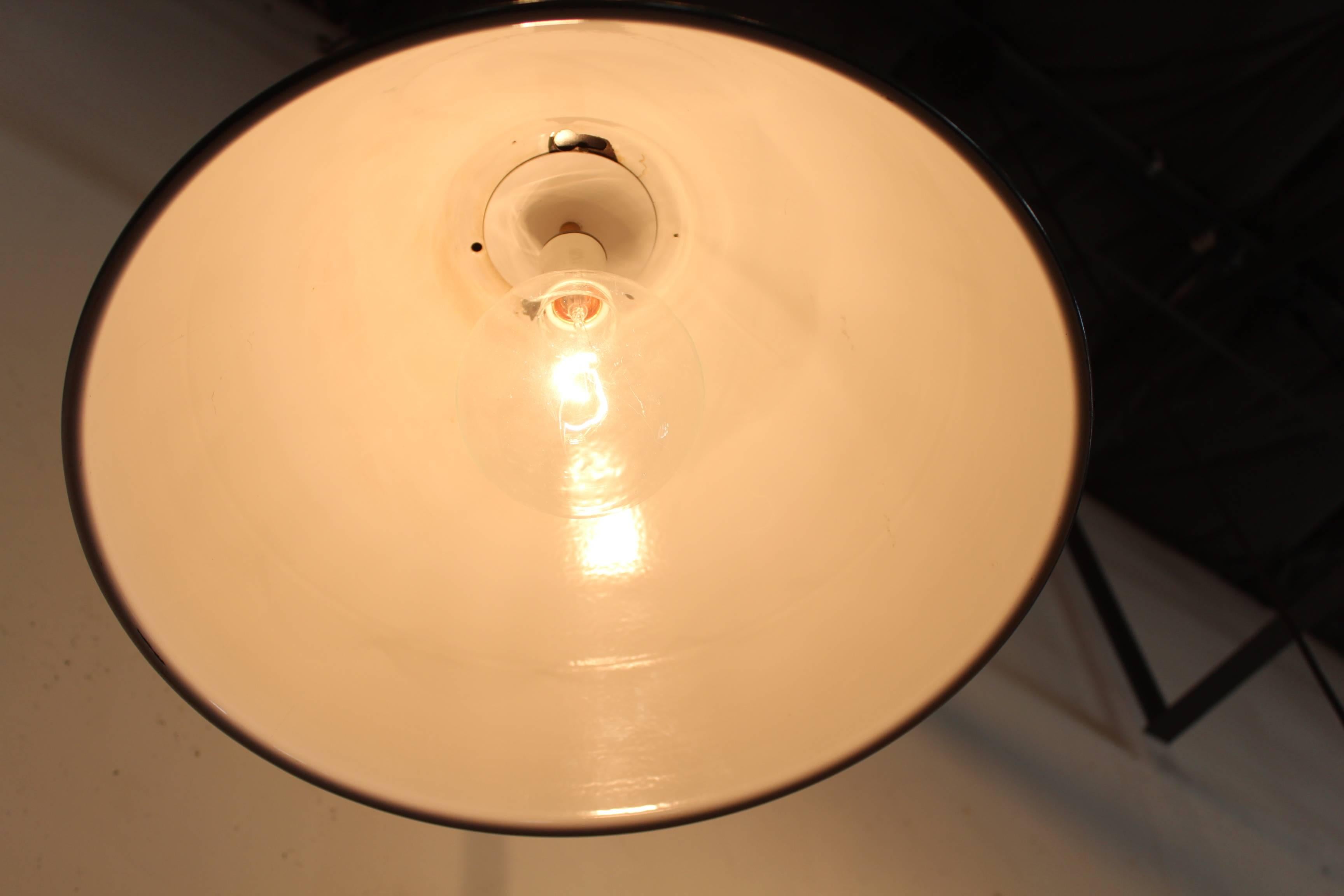 Lampada da negozio vintage con finitura a smalto francese.

Questo pezzo fa parte della collezione unica di Brendan Bass, Le Monde. La collezione Le Monde, che in francese significa 