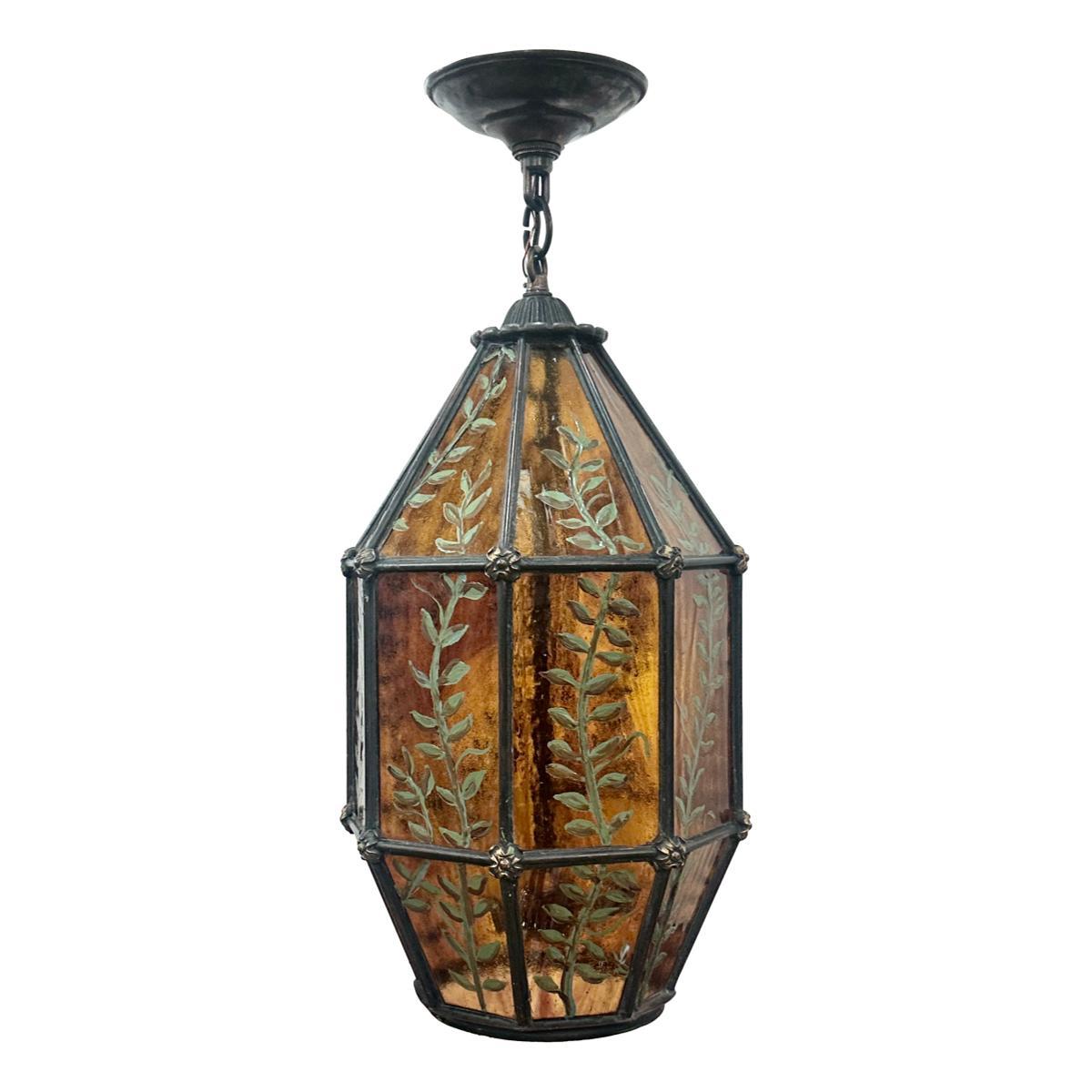 Un luminaire français émaillé des années 1930 avec un motif de feuillage.

Mesures :
Hauteur du corps : 17