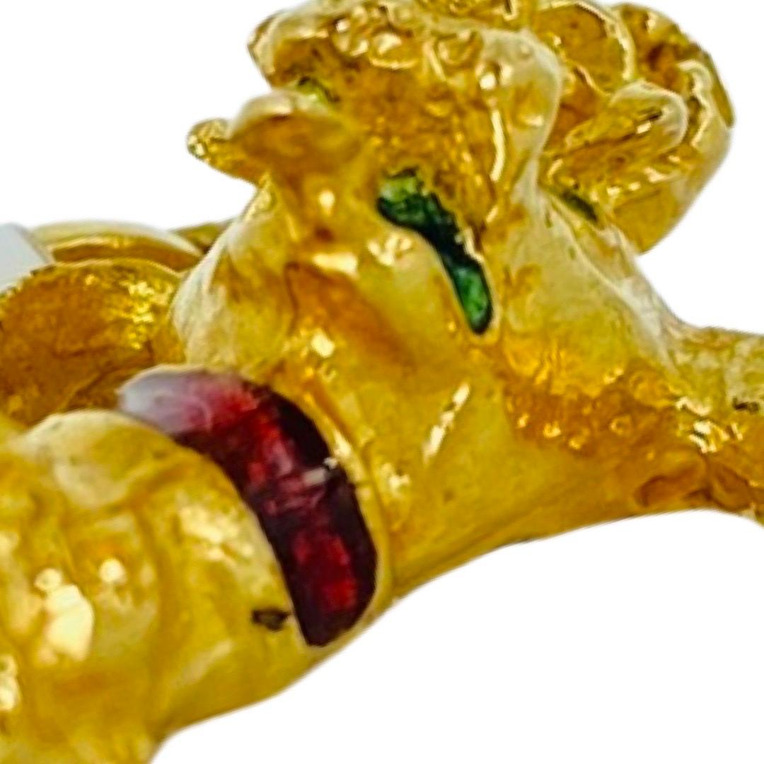 Pendentif en or 18 carats avec breloque de caniche émaillé  en vente 2