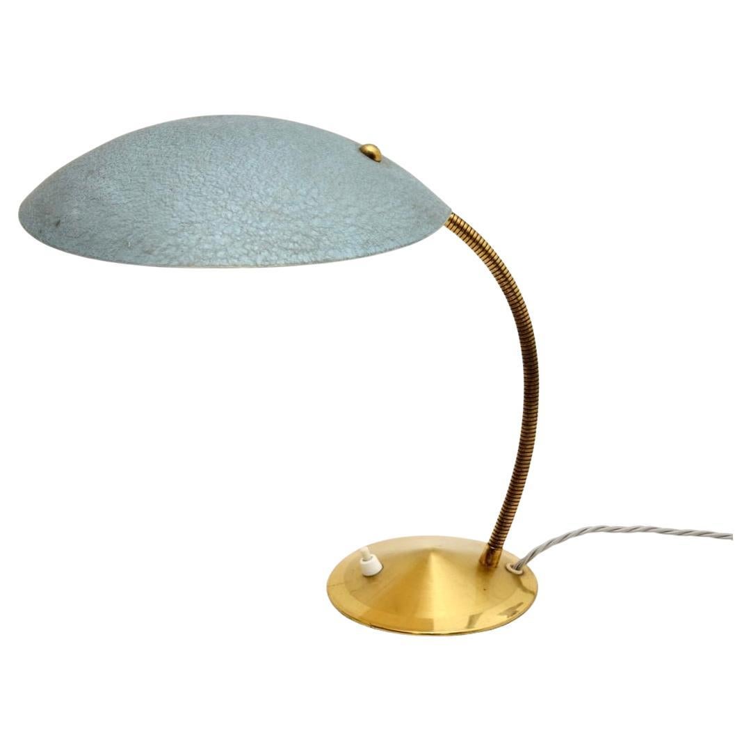 Una splendida lampada da tavolo francese d'epoca in tole e ottone smaltato. È stata importata di recente dalla Francia e risale agli anni 1960-70.

Il paralume è in tole smaltato color turchese, poggia su una base in ottone ed è tenuto insieme da un