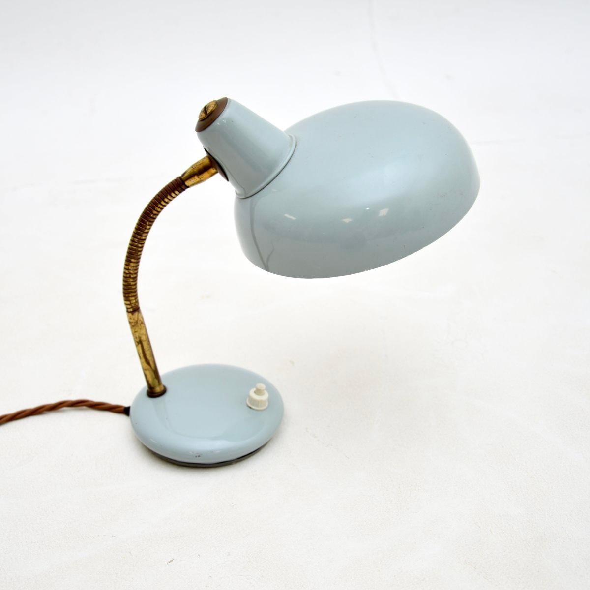 Una splendida lampada da tavolo francese d'epoca in tole e ottone smaltato. È stata importata di recente dalla Francia e risale agli anni 1960-70.

Il paralume e la base sono in tole smaltato blu pallido e sono tenuti insieme da un collo in ottone