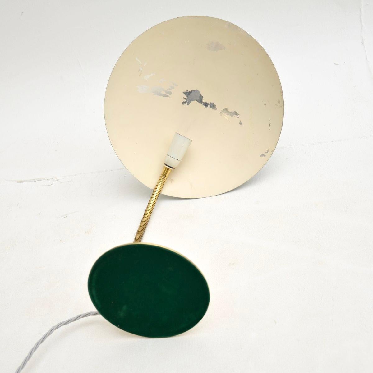 Ottone Lampada da scrivania francese d'epoca in tole e ottone smaltato in vendita