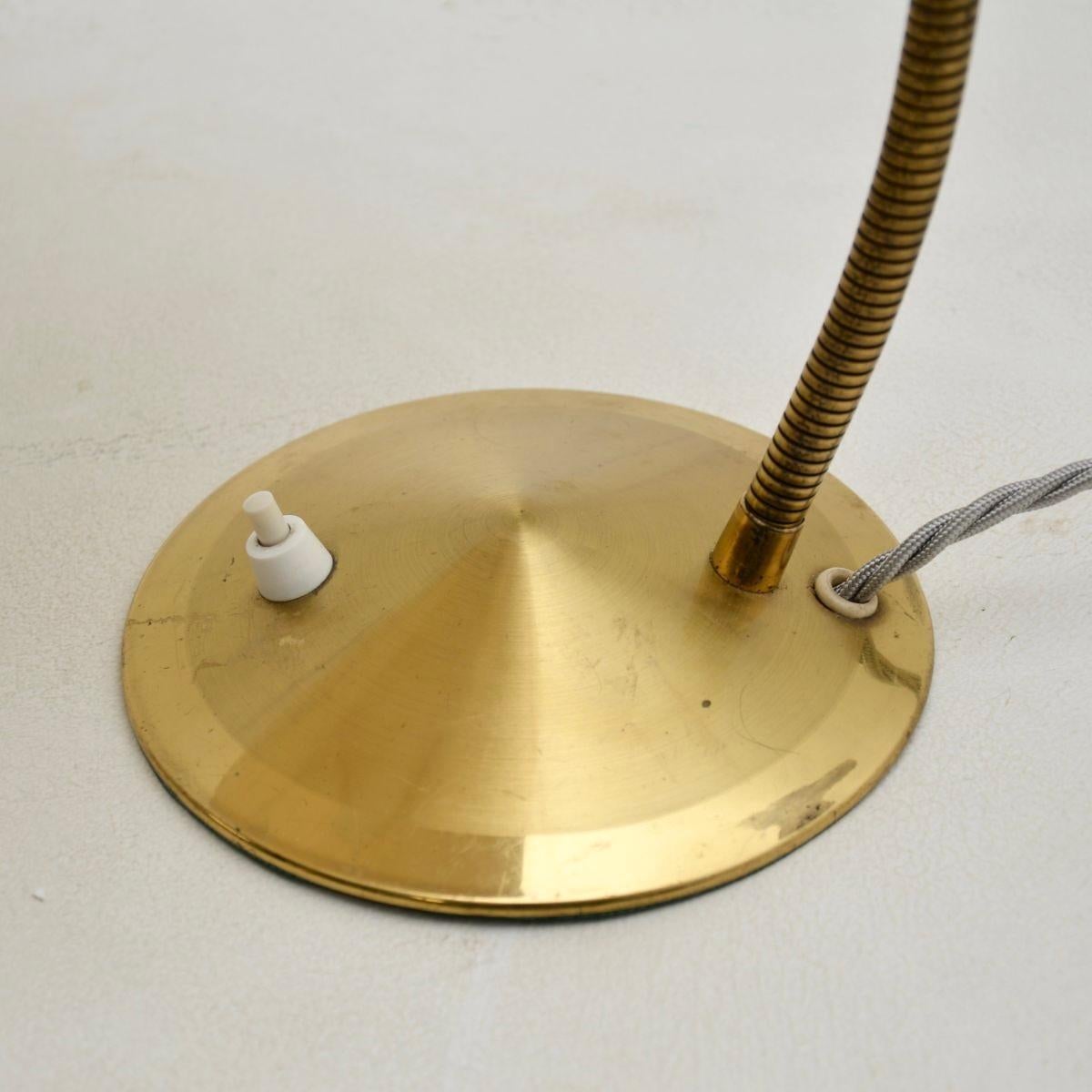 Lampada da scrivania francese d'epoca in tole e ottone smaltato in vendita 1