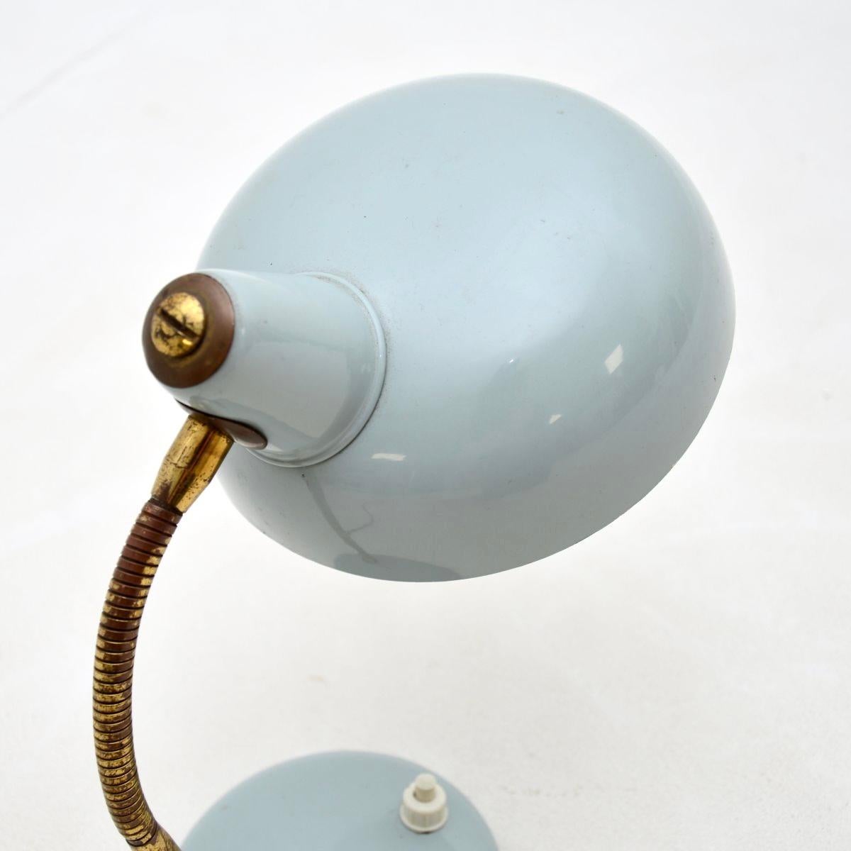Lampada da scrivania francese d'epoca in tole e ottone smaltato in vendita 1