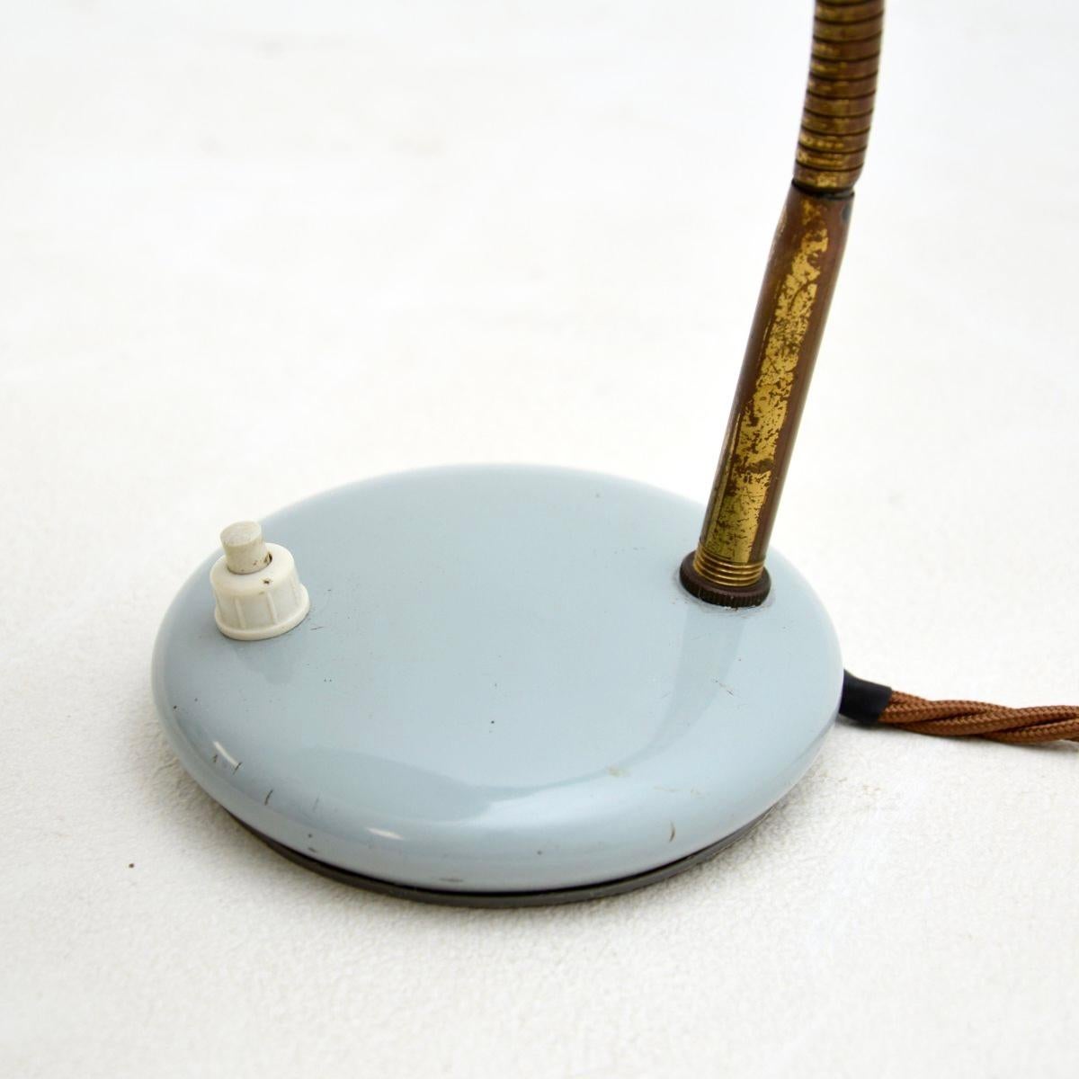 Lampada da scrivania francese d'epoca in tole e ottone smaltato in vendita 2