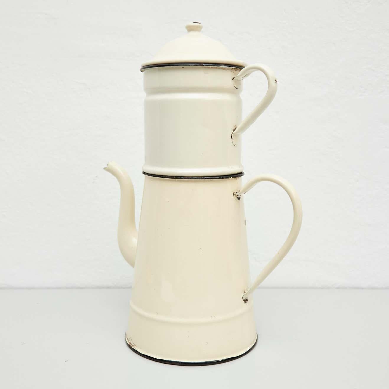 Cafetière décorative sculpturale française émaillée, circa 1920 en vente 3
