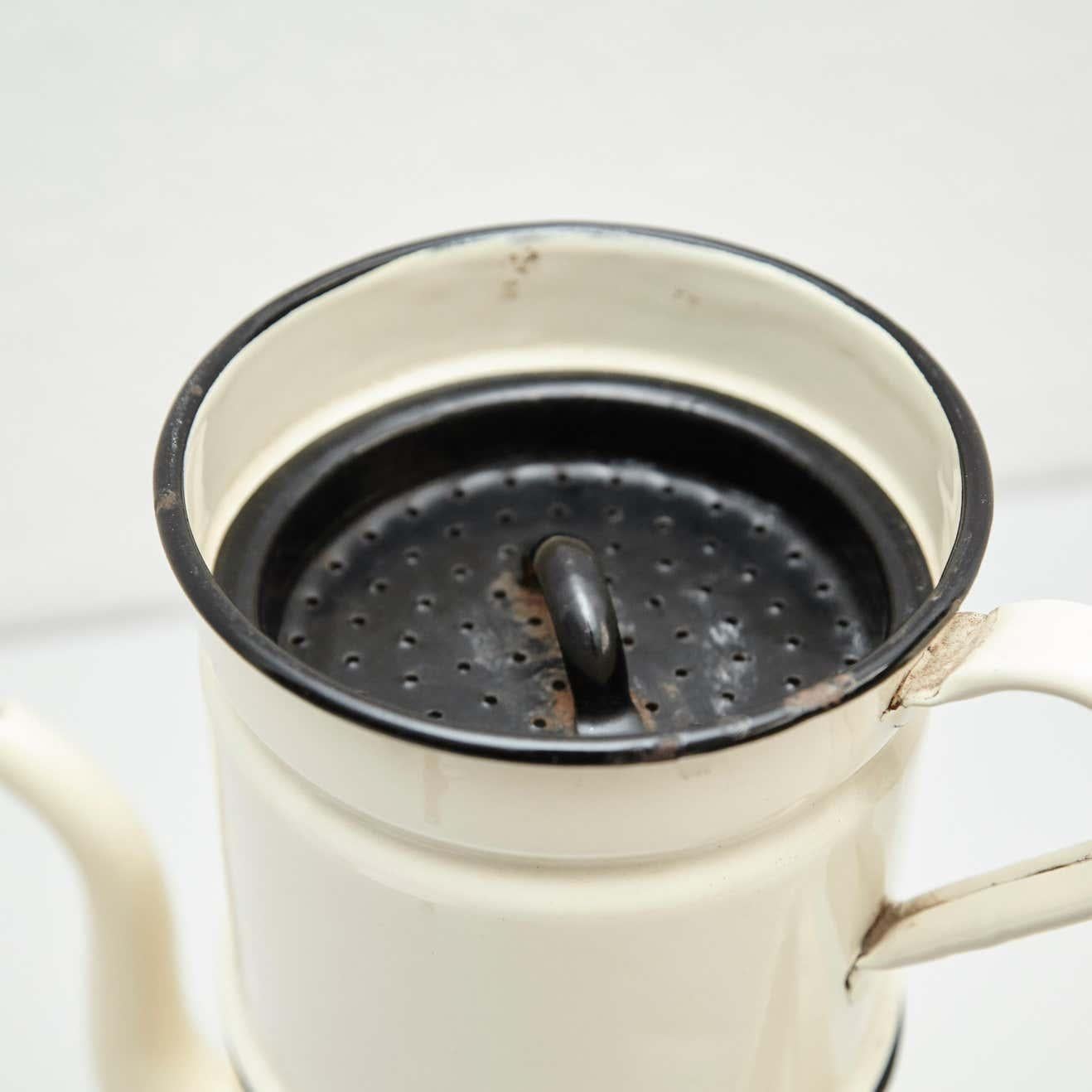Cafetière décorative sculpturale française émaillée, circa 1920 en vente 4