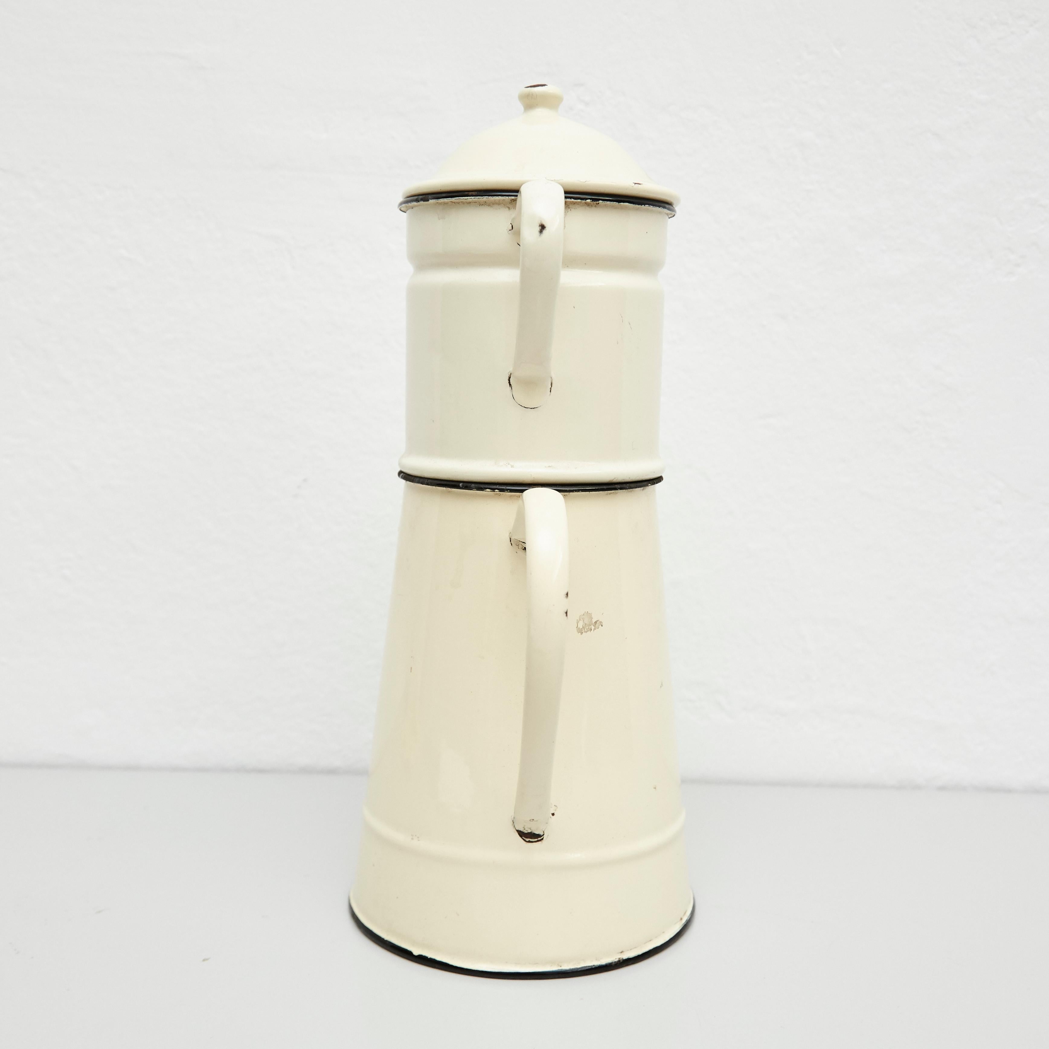 Vintage French enamelware coffee maker.
By unknown manufacturer, France, circa 1920.

In original condition, with minor wear consistent with age and use, preserving a beautiful patina.

Materials:
Enameled metal

Dimensions:
D 17 cm x W 28