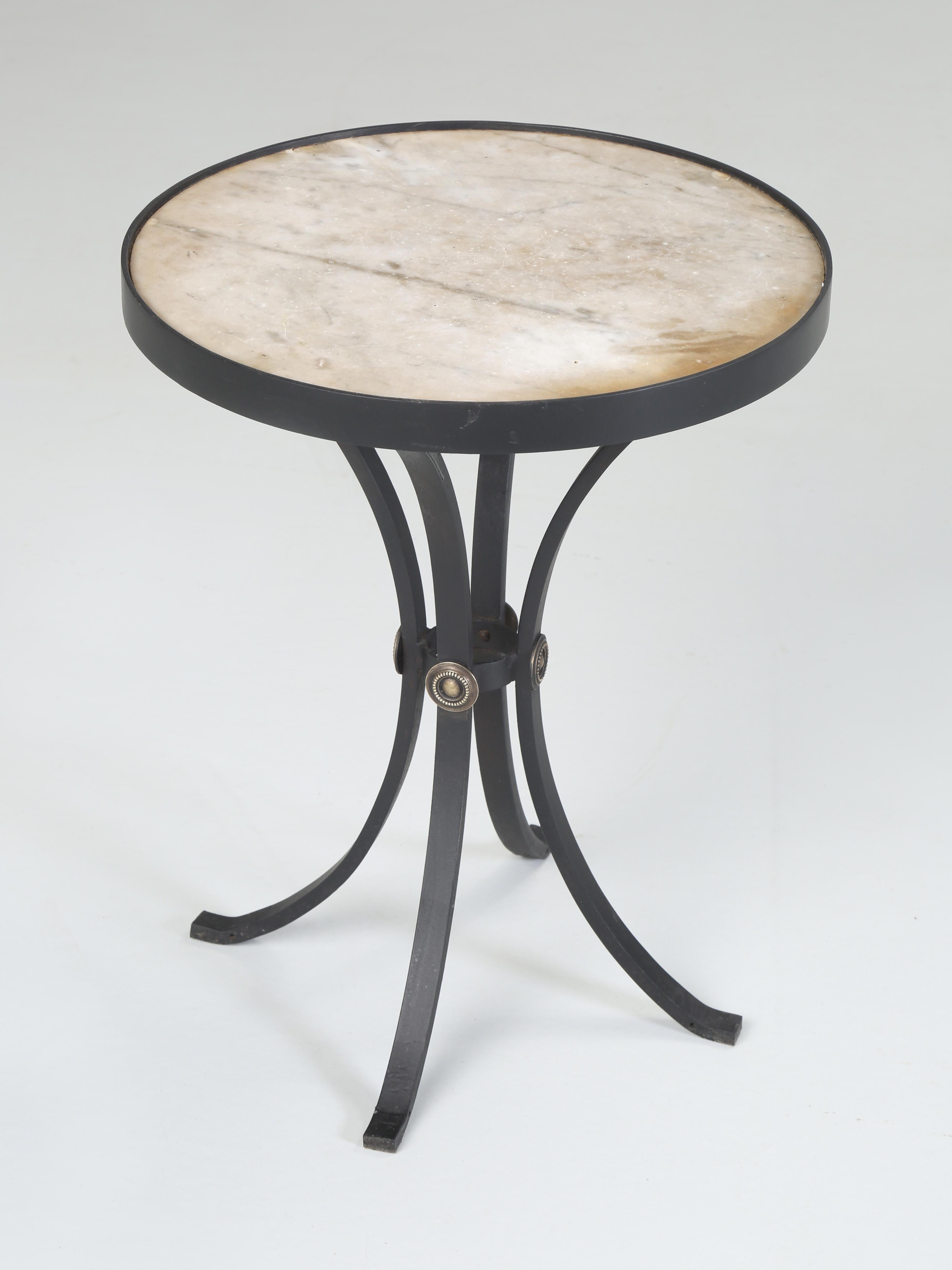 Vintage French Small Round Bistro Style End Table, Side Table oder sogar ein kleiner Couchtisch. Dieser kleine runde Tisch aus Marmor und Stahl stammt aus Toulouse, Frankreich, und könnte für eine kommerzielle Anwendung verwendet worden sein, wovon