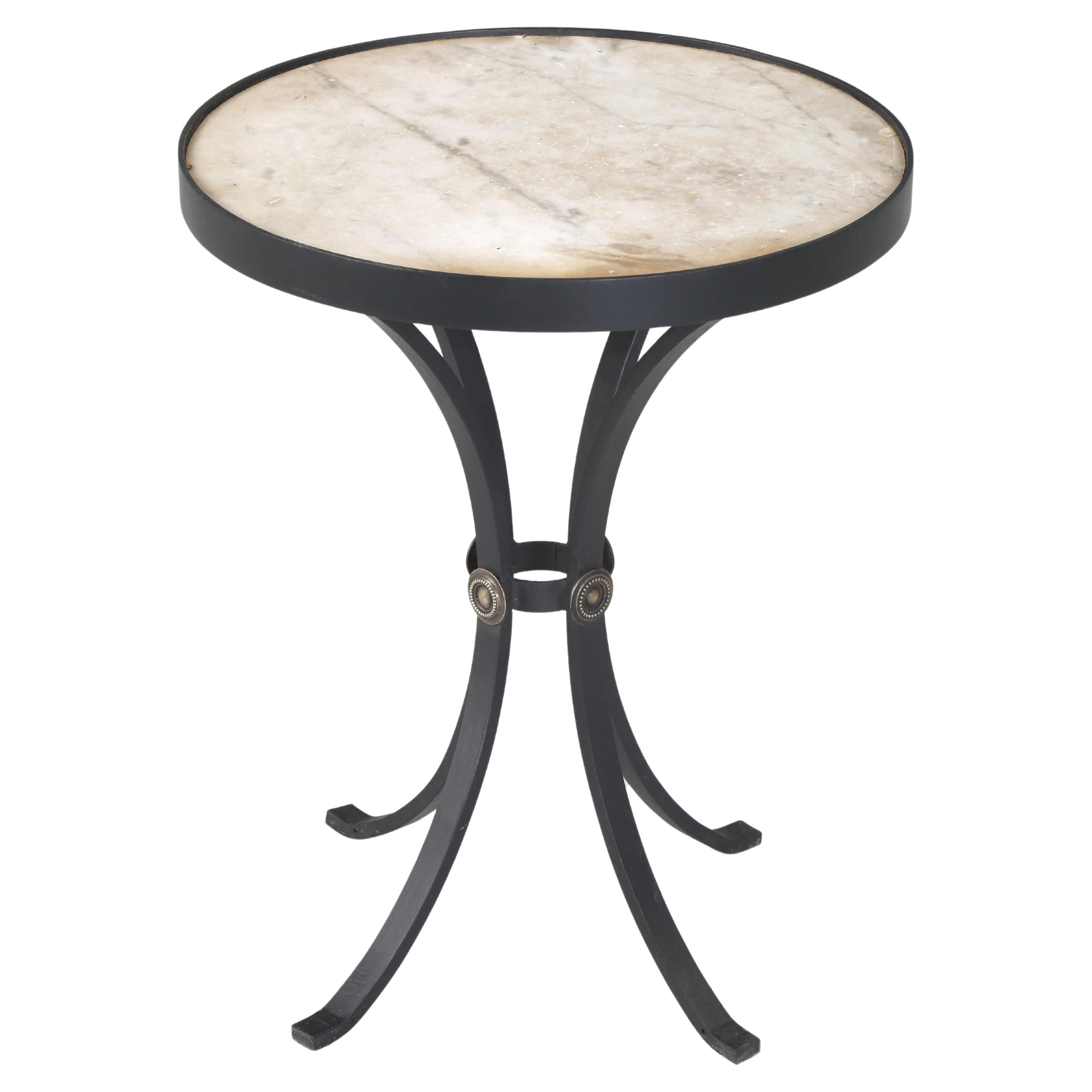 Table d'appoint française vintage avec plateau en marbre, base en acier et rosettes en laiton en vente
