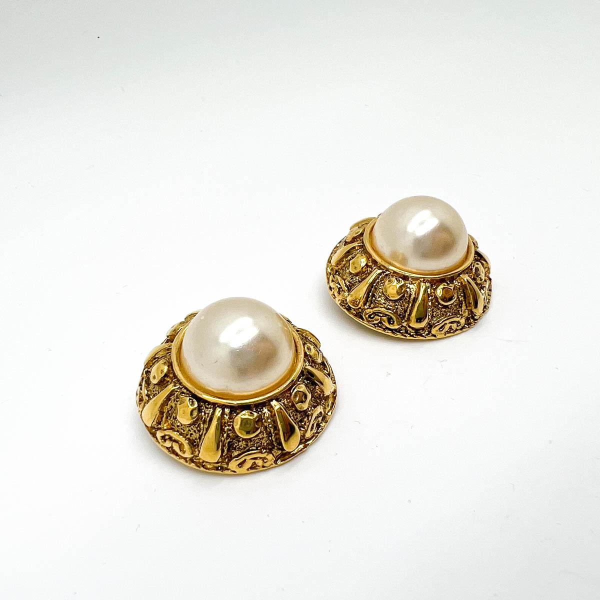 vintage French Etruscan galleried half pearl earrings 1980s In Good Condition For Sale In Wilmslow, GB