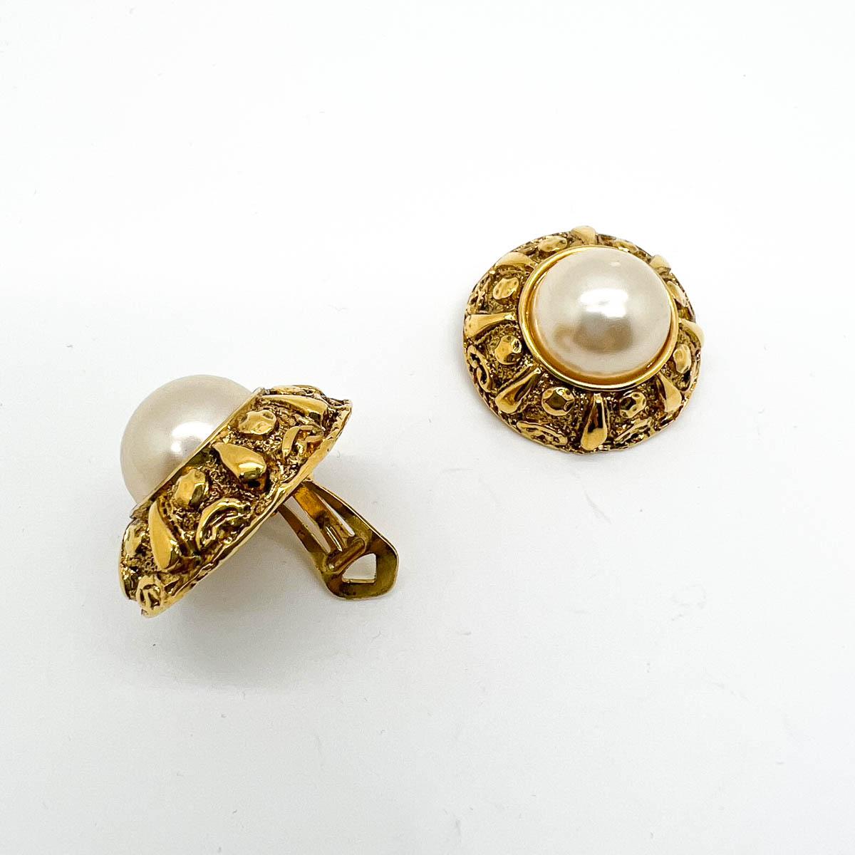 Women's or Men's vintage French Etruscan galleried half pearl earrings 1980s For Sale