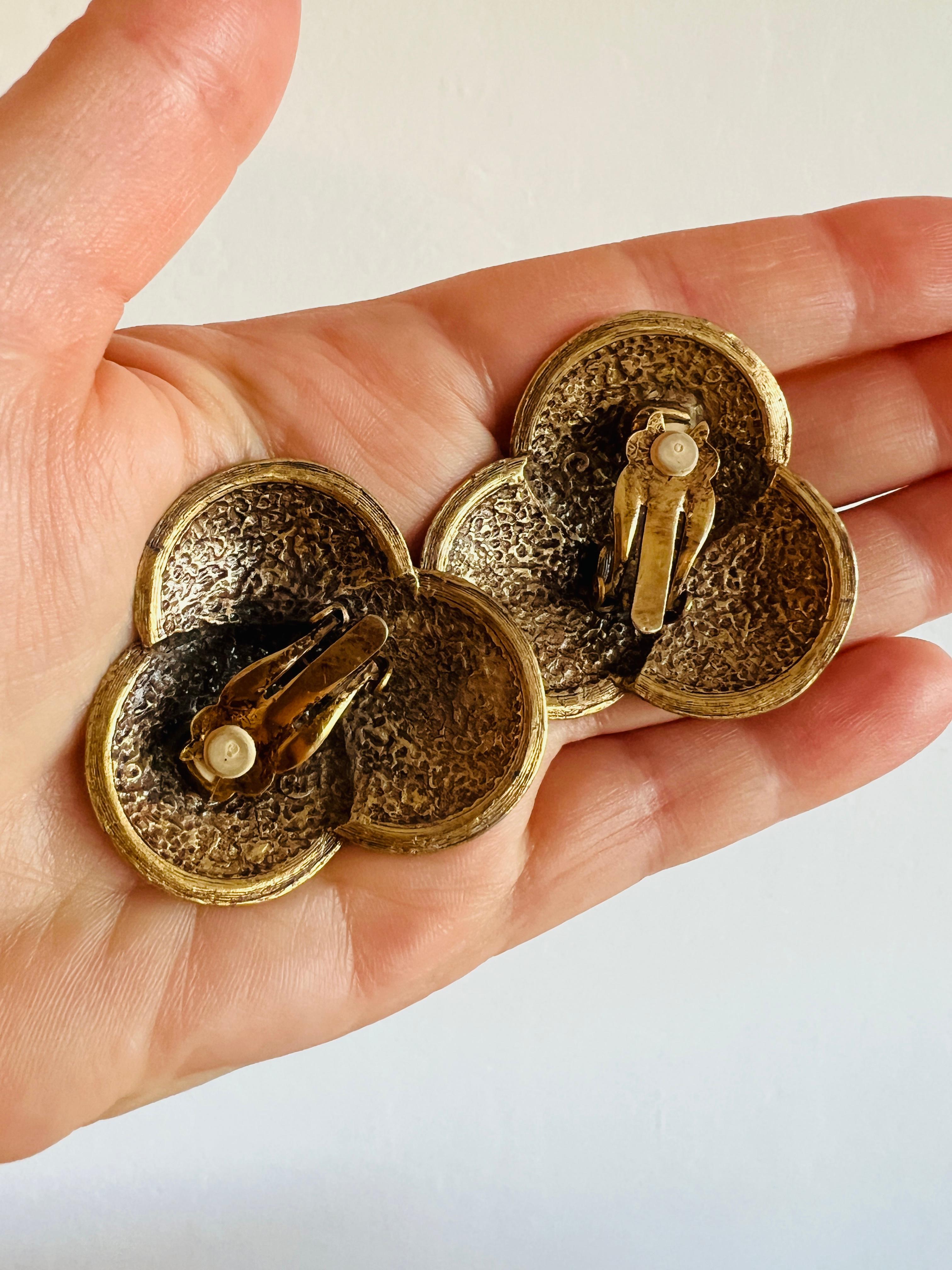 Vintage French European Gold Coin Design Cluster Clip Earrings Retro Statement In Good Condition For Sale In Sausalito, CA