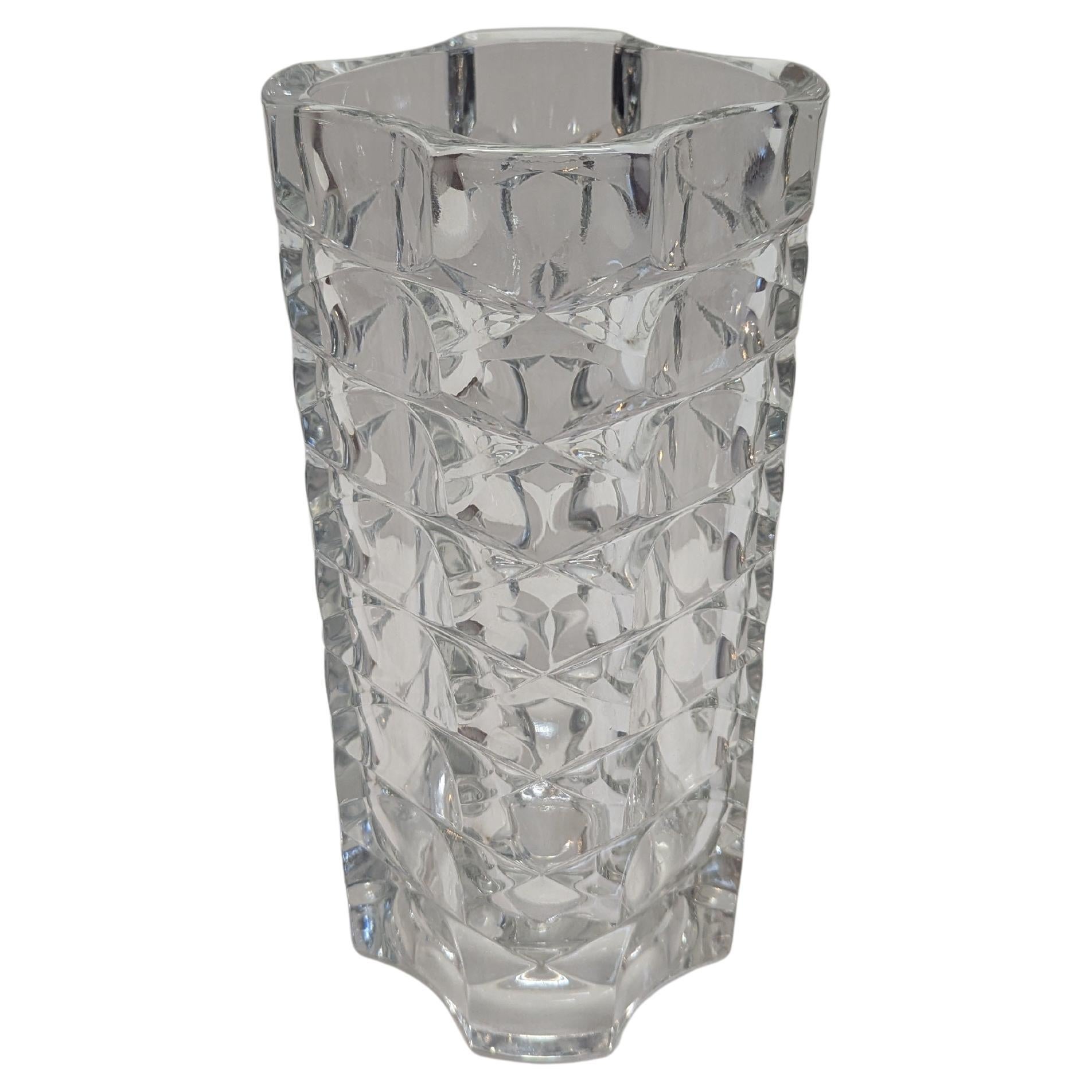 Vaso di vetro francese sfaccettato e modellato vintage