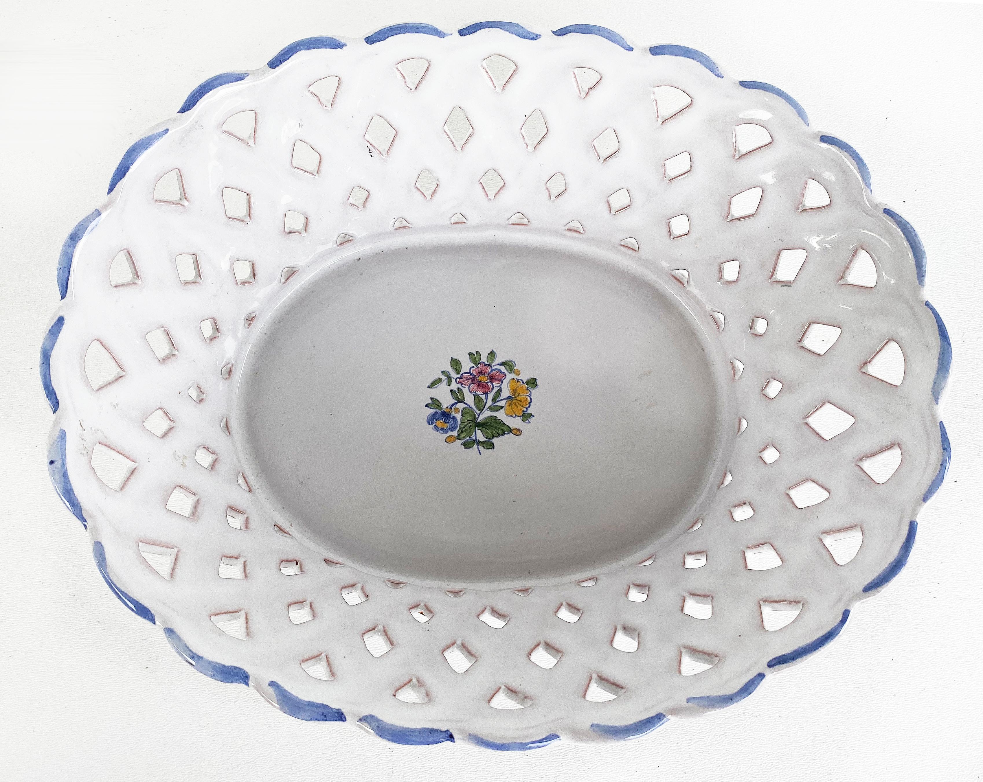 Vintage French Faience Pierre Deux Lattice fruit bowl, Moustiers, France

Offered is a 1960s French Faience Pierre Deux Lattice fruit bowl with handpainted floral details and blue edge timing. The bowl is fully marked on the base and marked