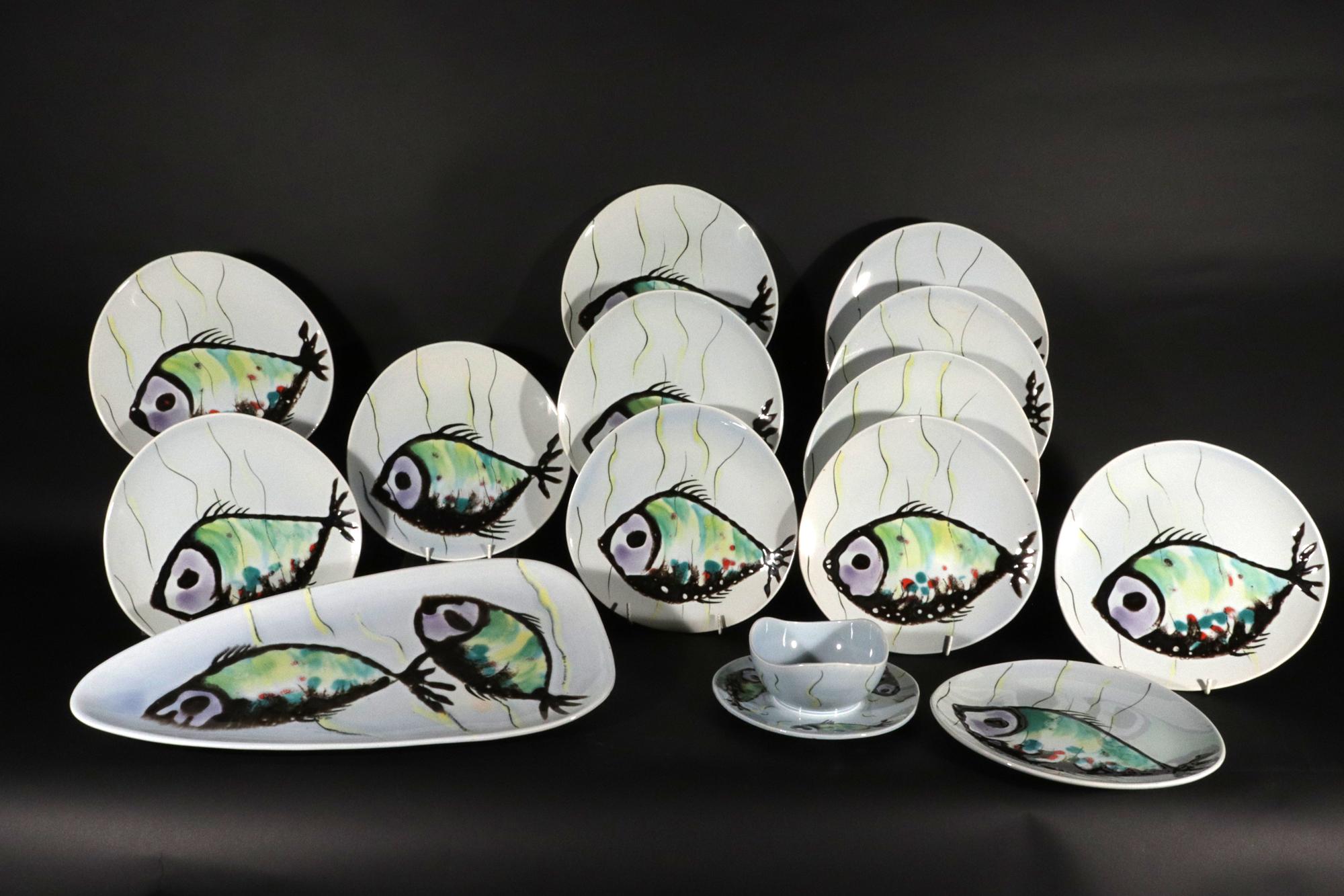 Mid-Century moderno Servizio di maiolica francese d'epoca decorato con pesci, MFBA Pornic in vendita