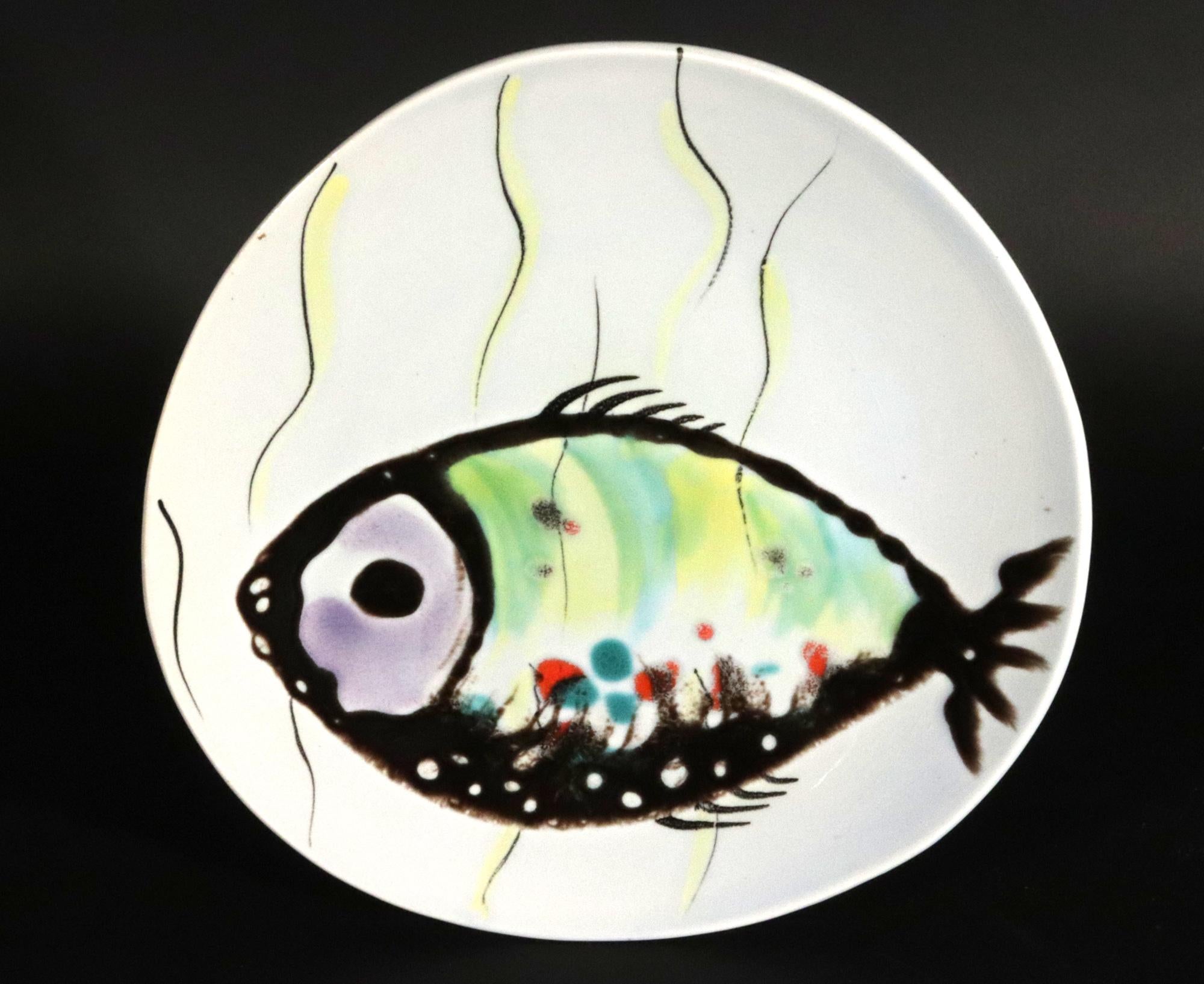 Metà XX secolo Servizio di maiolica francese d'epoca decorato con pesci, MFBA Pornic in vendita