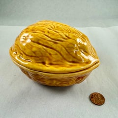Vintage-Dose aus französischer Fayence mit Trompe-l’œil-Motiv „Walnuss“