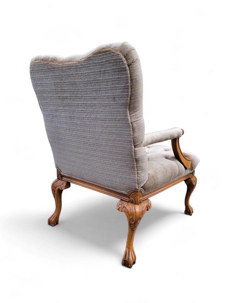 Fauteuil et Ottomane touffetés de style Louis XV nouvellement tapissés en Mohair italien de couleur Camel 

Cet ensemble salon et ottoman magnifiquement sculpté serait une chaise d'appoint majestueuse pour votre salon. Nous avons retapissé cet