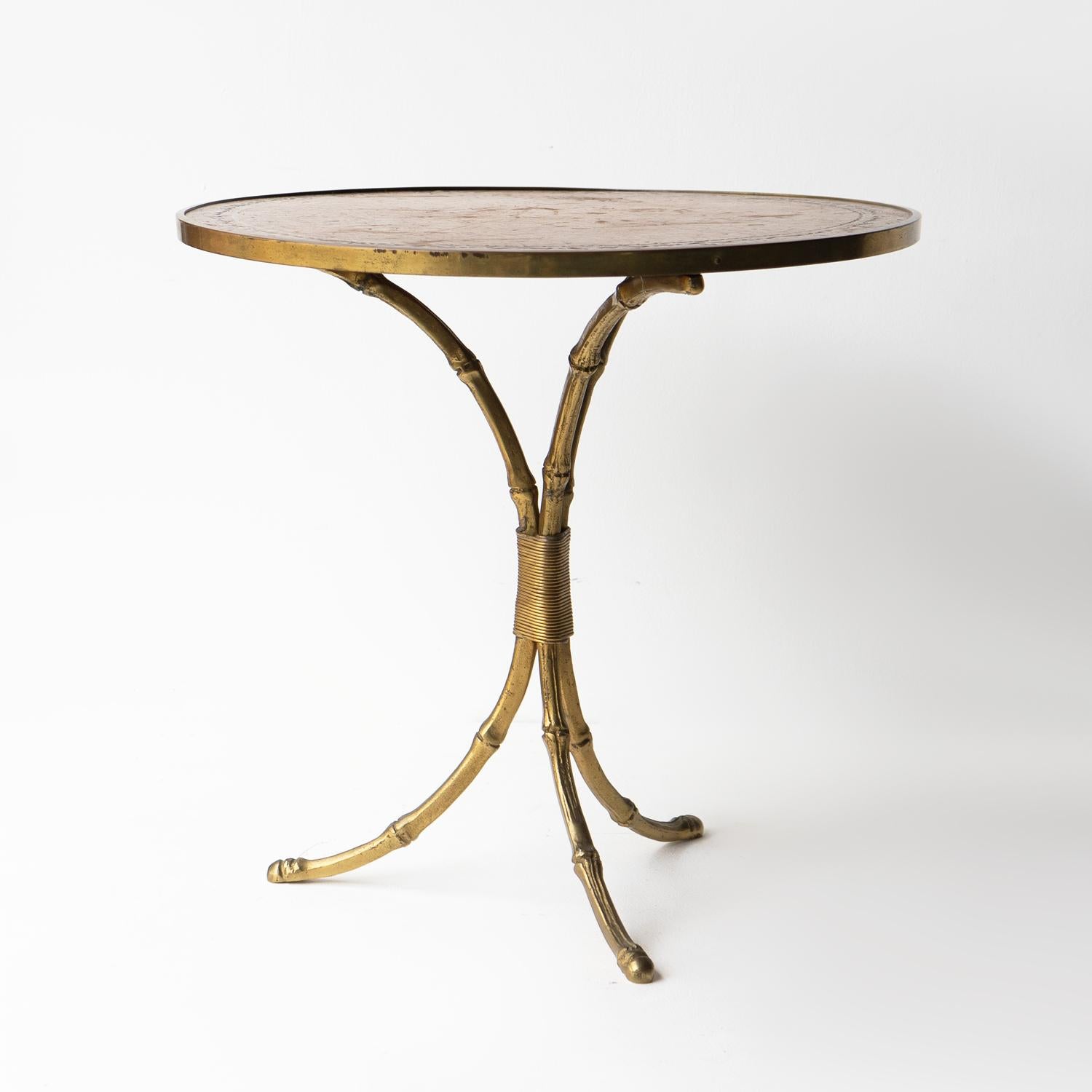 VINTAGE BEISTELLTISCH/SOFA/BEISTELLTISCH

Ein stilvolles, qualitativ hochwertiges und sehr brauchbares Stück.

Ein schwerer, gegossener Dreibein-Sockel in naturalistischer Form, modelliert als Bambus, der in der Mitte mit Schnur gebunden ist.
