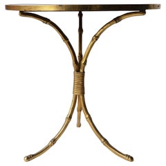 Mesa auxiliar francesa vintage de bambú sintético y cuero de Maison Jansen, c. 1950