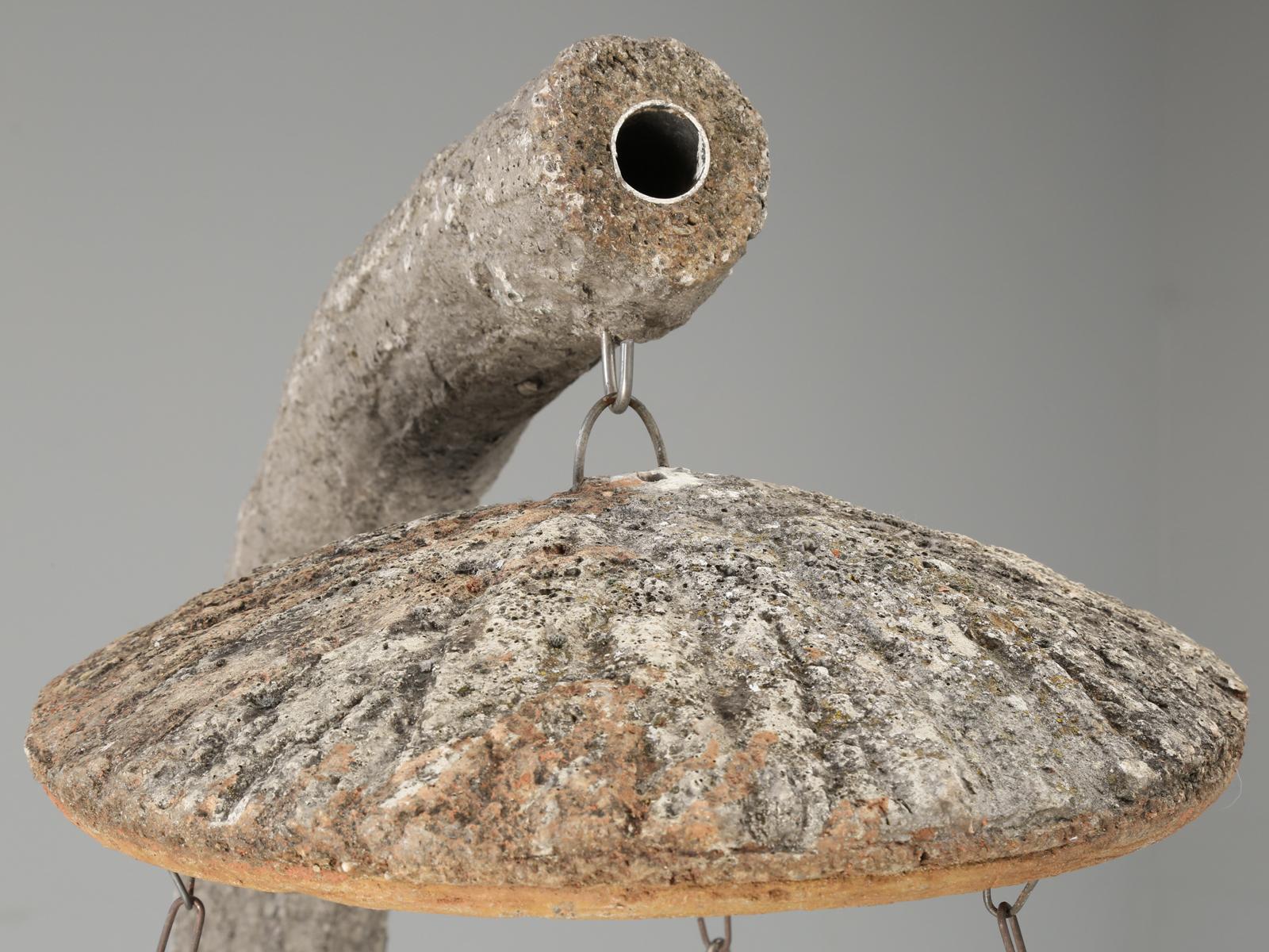 Français Lanterne ou nourrisson d'oiseaux français en faux bois avec jardinière intégrée, entièrement d'origine  en vente