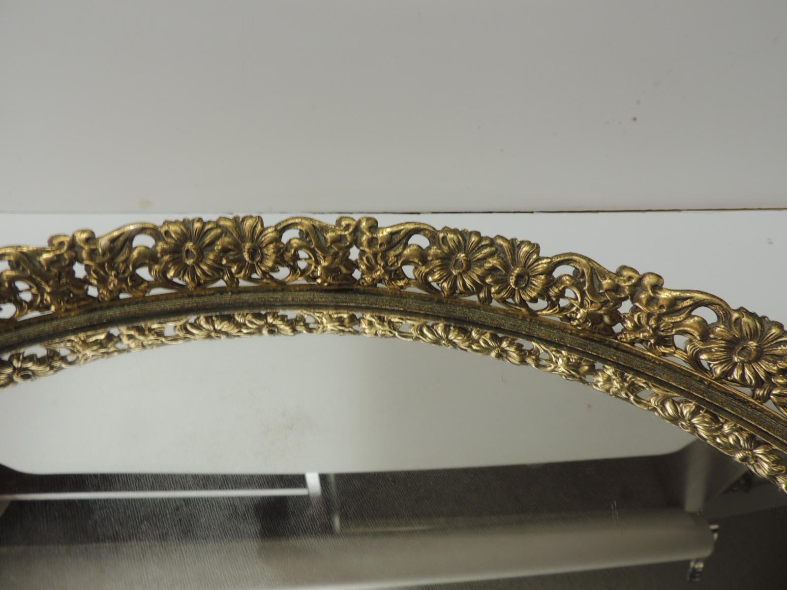 Vieux français filigrane grand plateau ovale de vanité en laiton avec miroir
Bord de plateau percé floral en laiton poli avec insert de miroir ovale. Support en feutre. 
Français:: années 1940. 
Taille : 12.5 x 17 x 1::5 
 