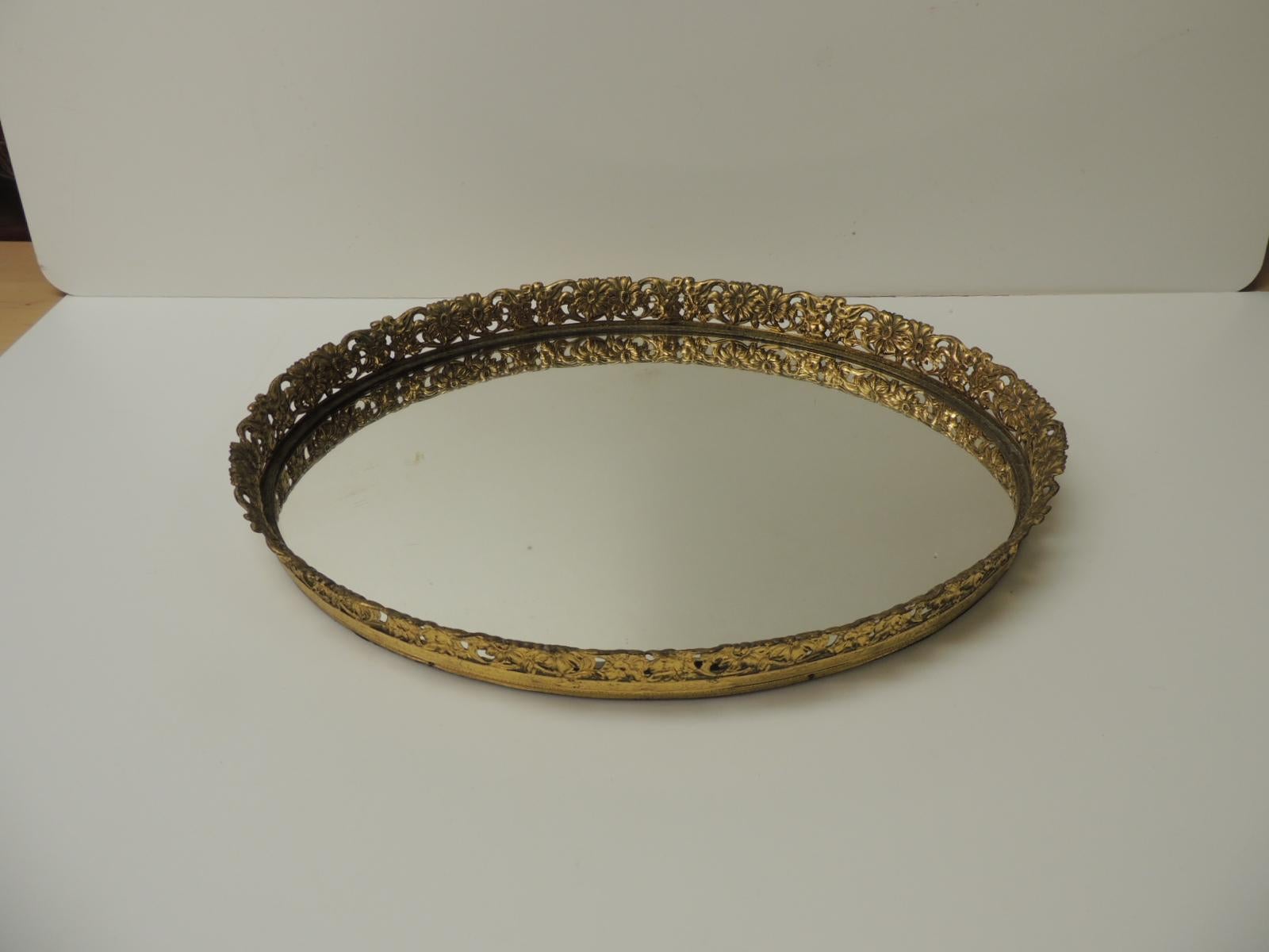 Fait à la machine Vieux French Filigree Large Oval Brass Vanity Tray with Mirror