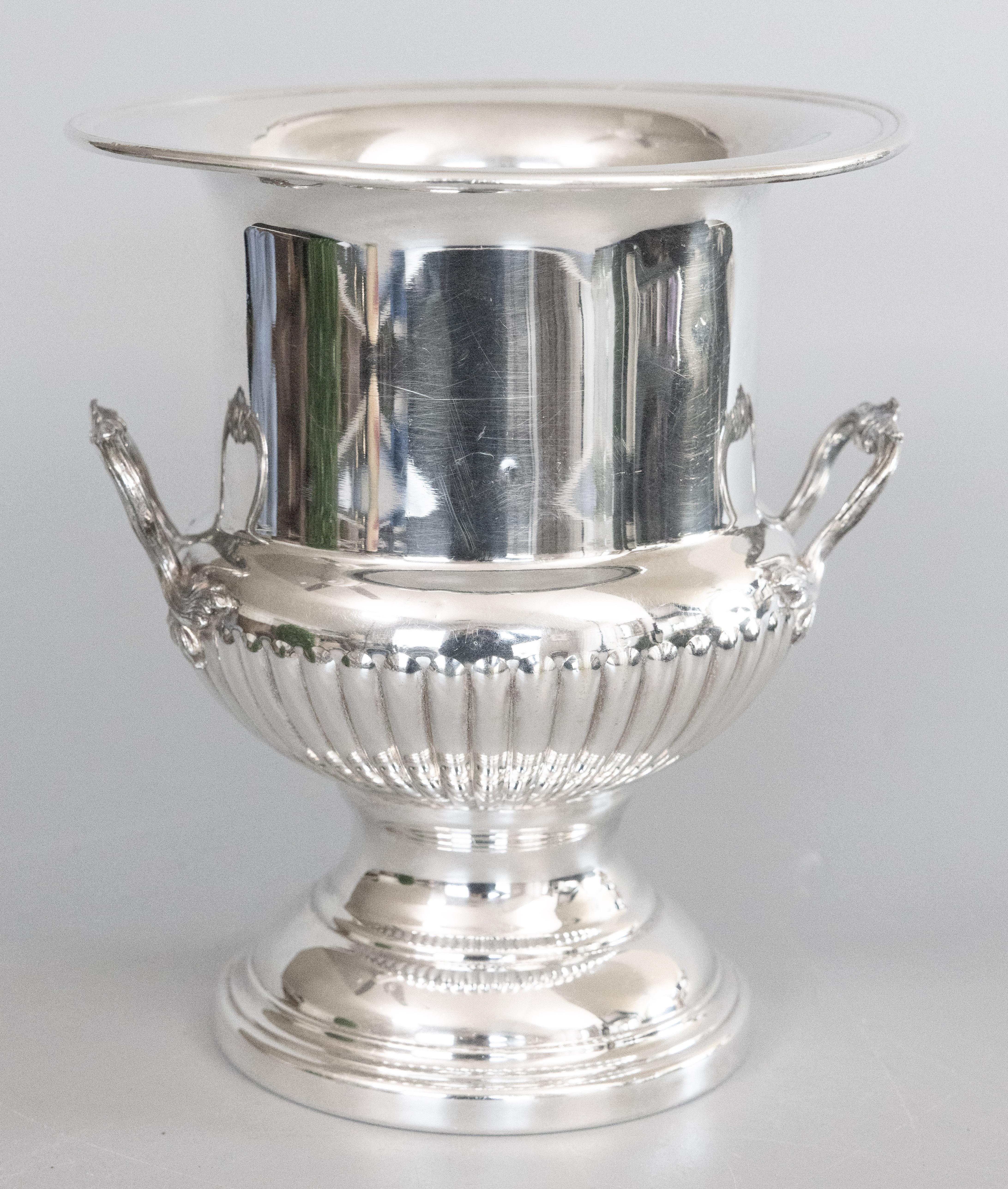 Ein prächtiger französischer Champagner-Eiskübel oder Weinkühler aus Silberblech von Fleuron Christofle, Frankreich, um 1950. Markiert auf der Rückseite. Dieser stilvolle Eiskübel hat ein elegantes Design mit dekorativen Griffen und ist perfekt für