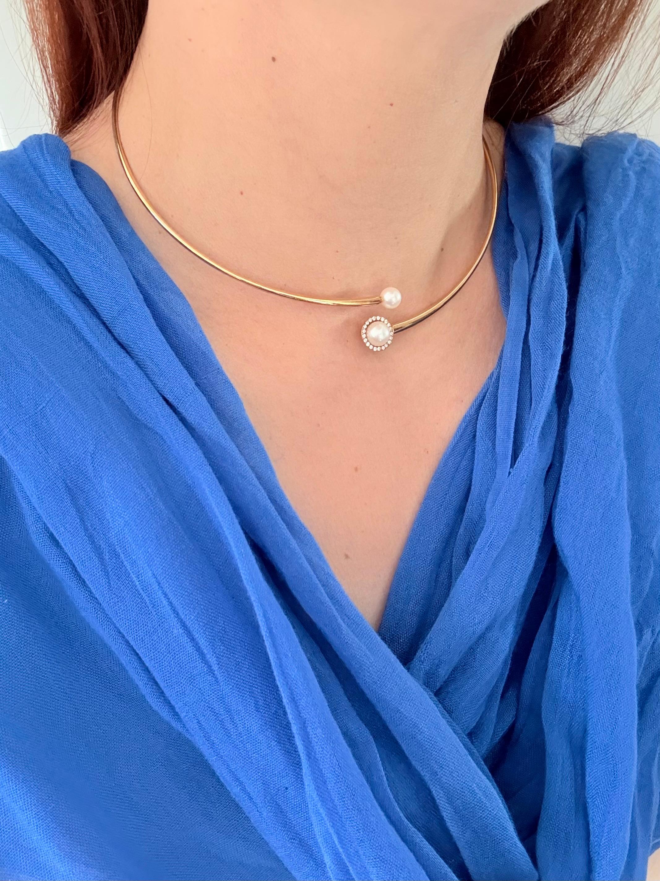 Diametro del ciondolo: 1,2 cm

Questa squisita collana flessibile francese vintage è un raffinato esempio di eleganza senza tempo e di maestria superiore. Splendidamente realizzato in oro giallo 18kt, il pezzo mette in mostra la raffinatezza e la