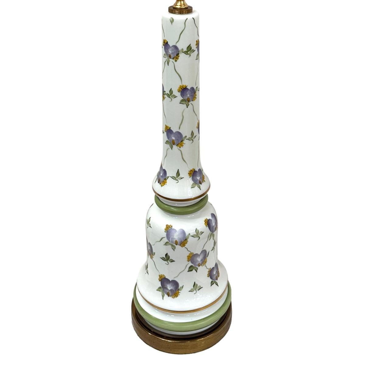 Lampe française en verre opalin à motif floral datant des années 1940.

Mesures :
Hauteur du corps : 22