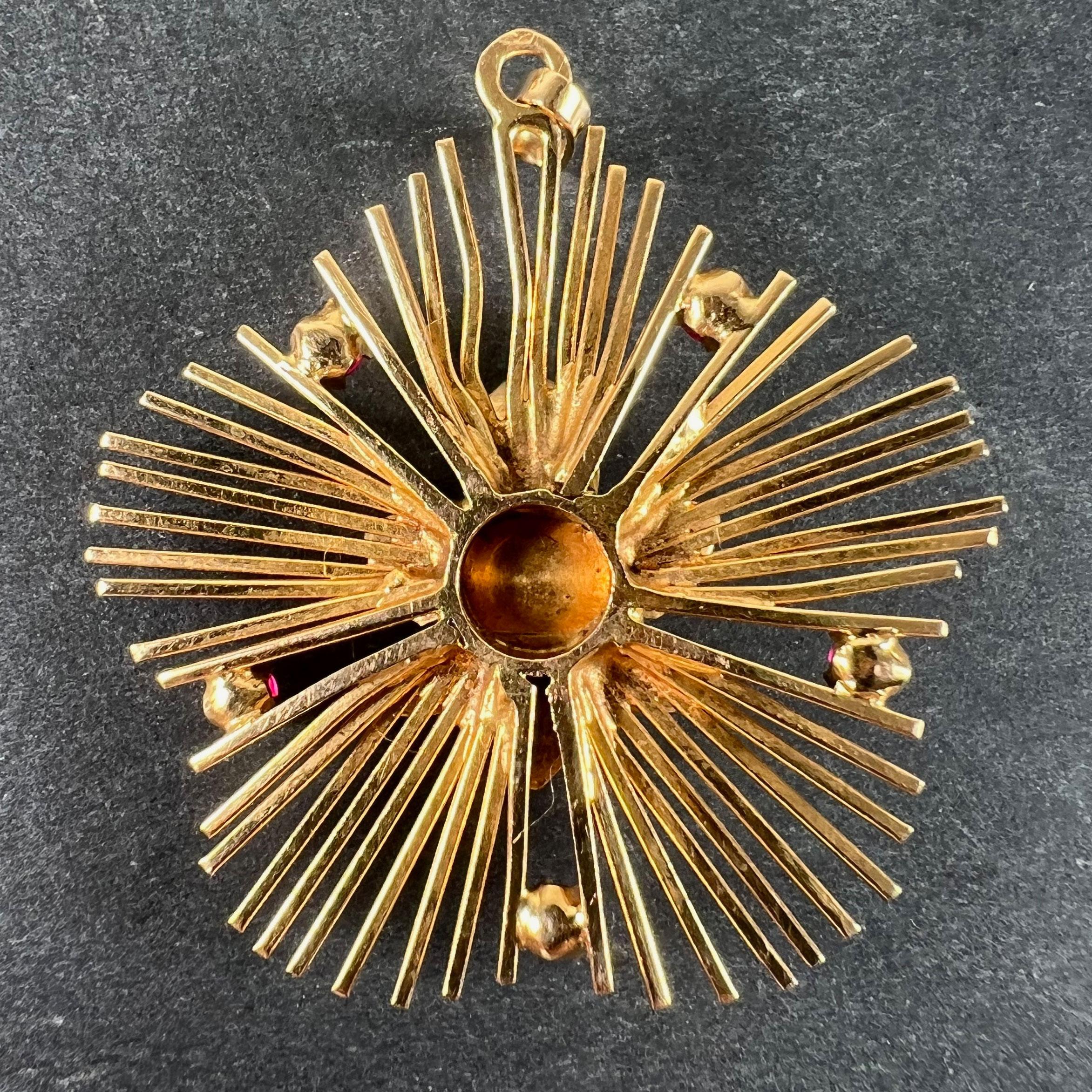 Taille ronde Collier vintage en or jaune 18K avec pendentif en rubis et fleur en forme de soleil en vente