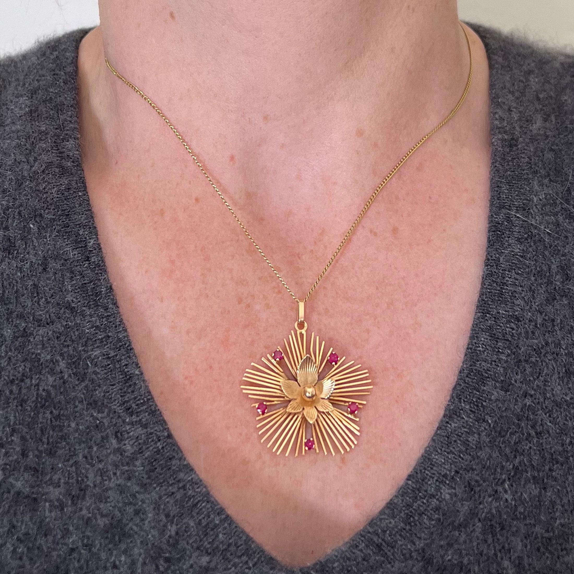 Collier vintage en or jaune 18K avec pendentif en rubis et fleur en forme de soleil Bon état - En vente à London, GB