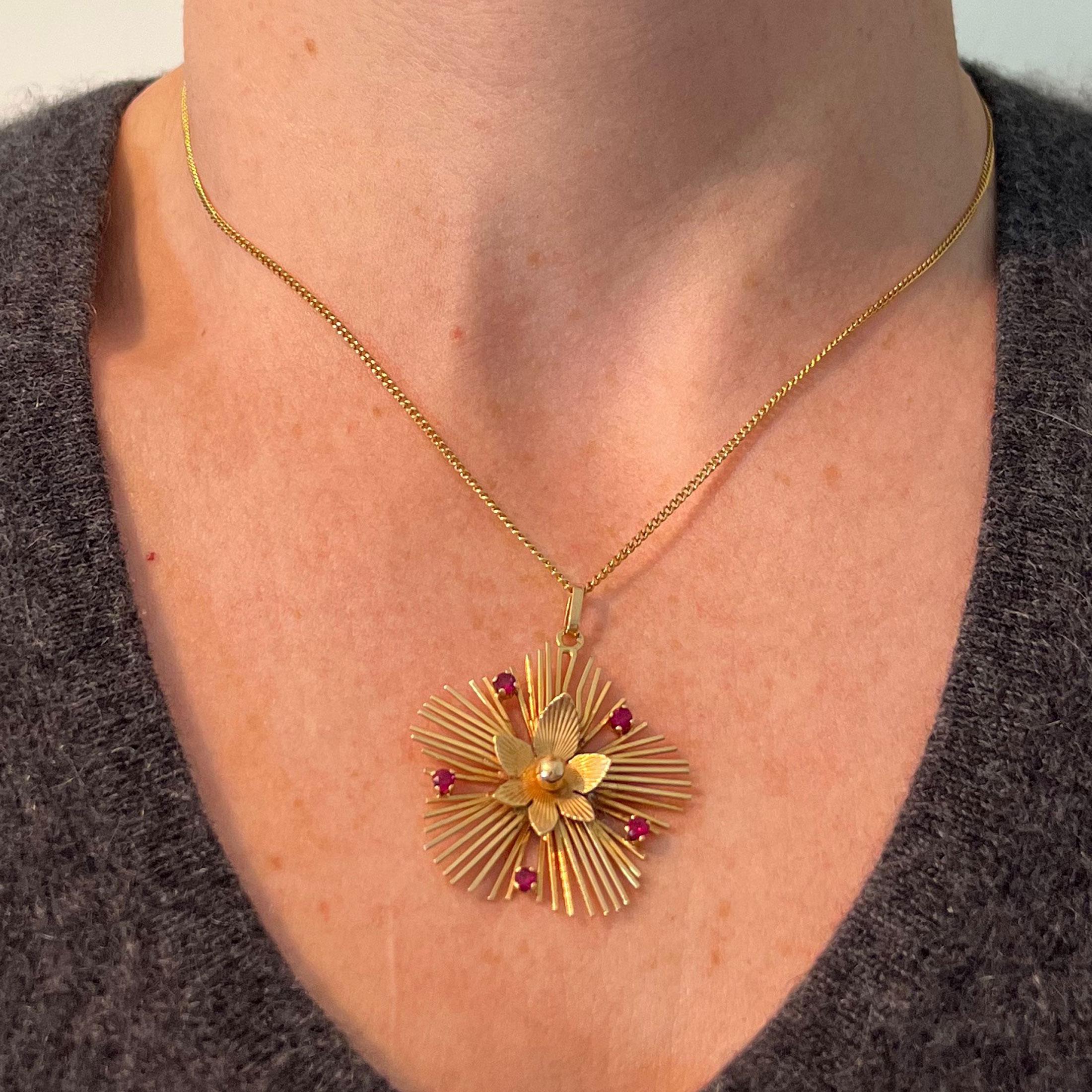 Collier vintage en or jaune 18K avec pendentif en rubis et fleur en forme de soleil Pour femmes en vente